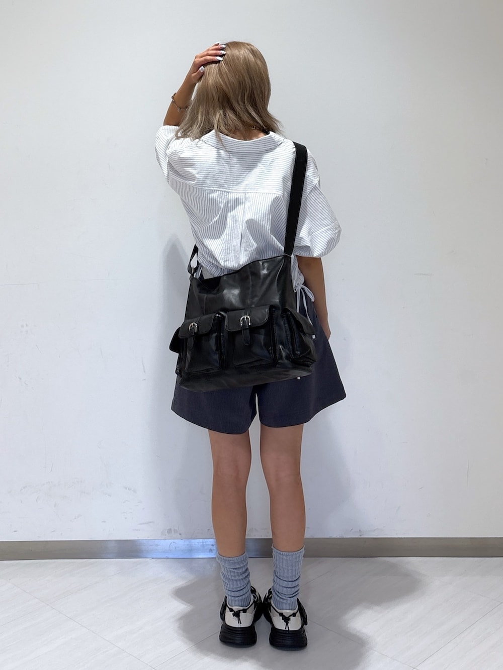 グレー系のその他パンツ、ホワイト系のシャツ/ブラウス、ホワイト系のスニーカーを着用したレディースの夏コーディネートの5枚目の写真