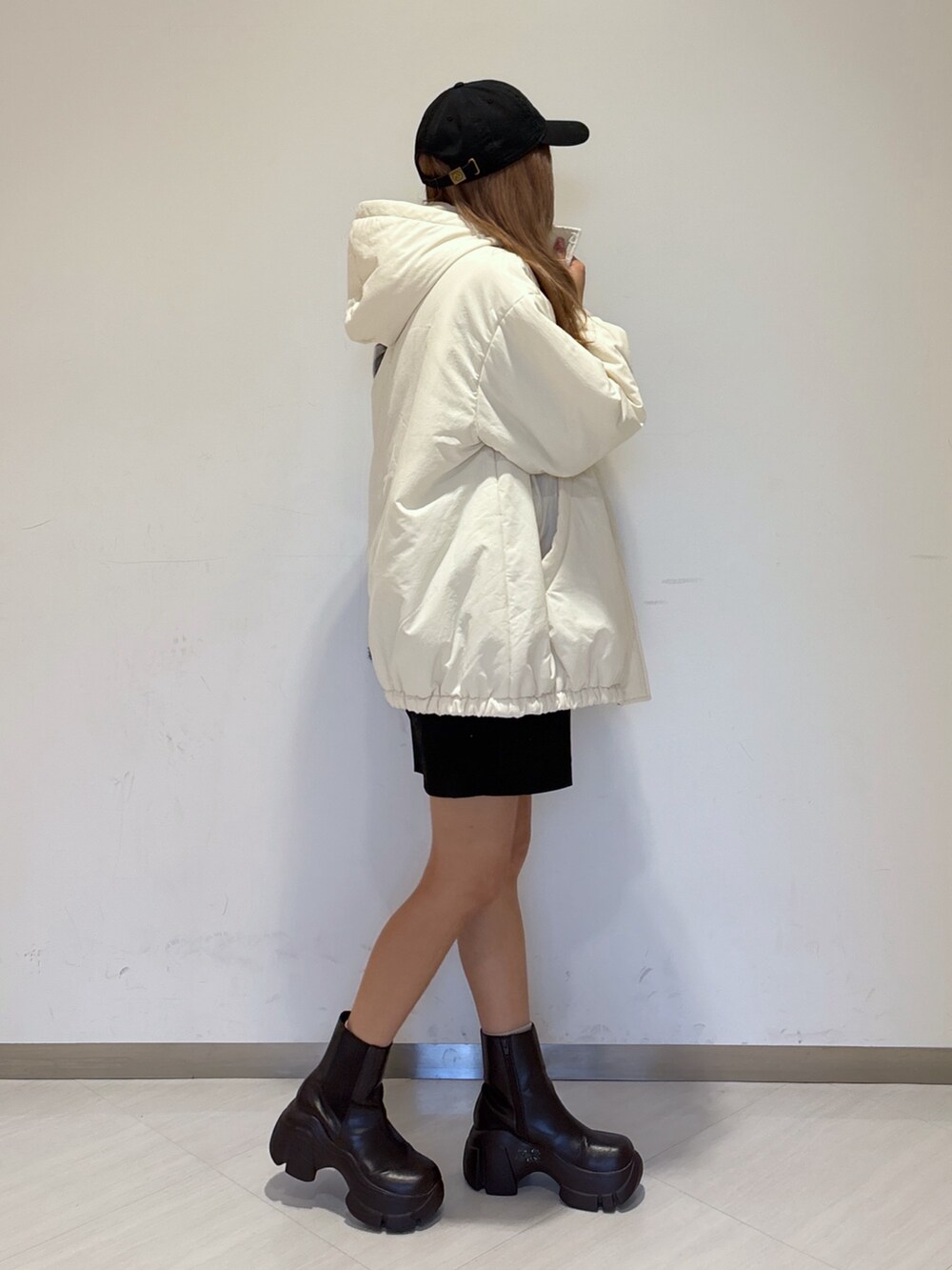 ホワイト系のニット/セーター、ブラック系のその他パンツ、ホワイト系のブルゾンを着用したレディースの冬コーディネートの7枚目の写真