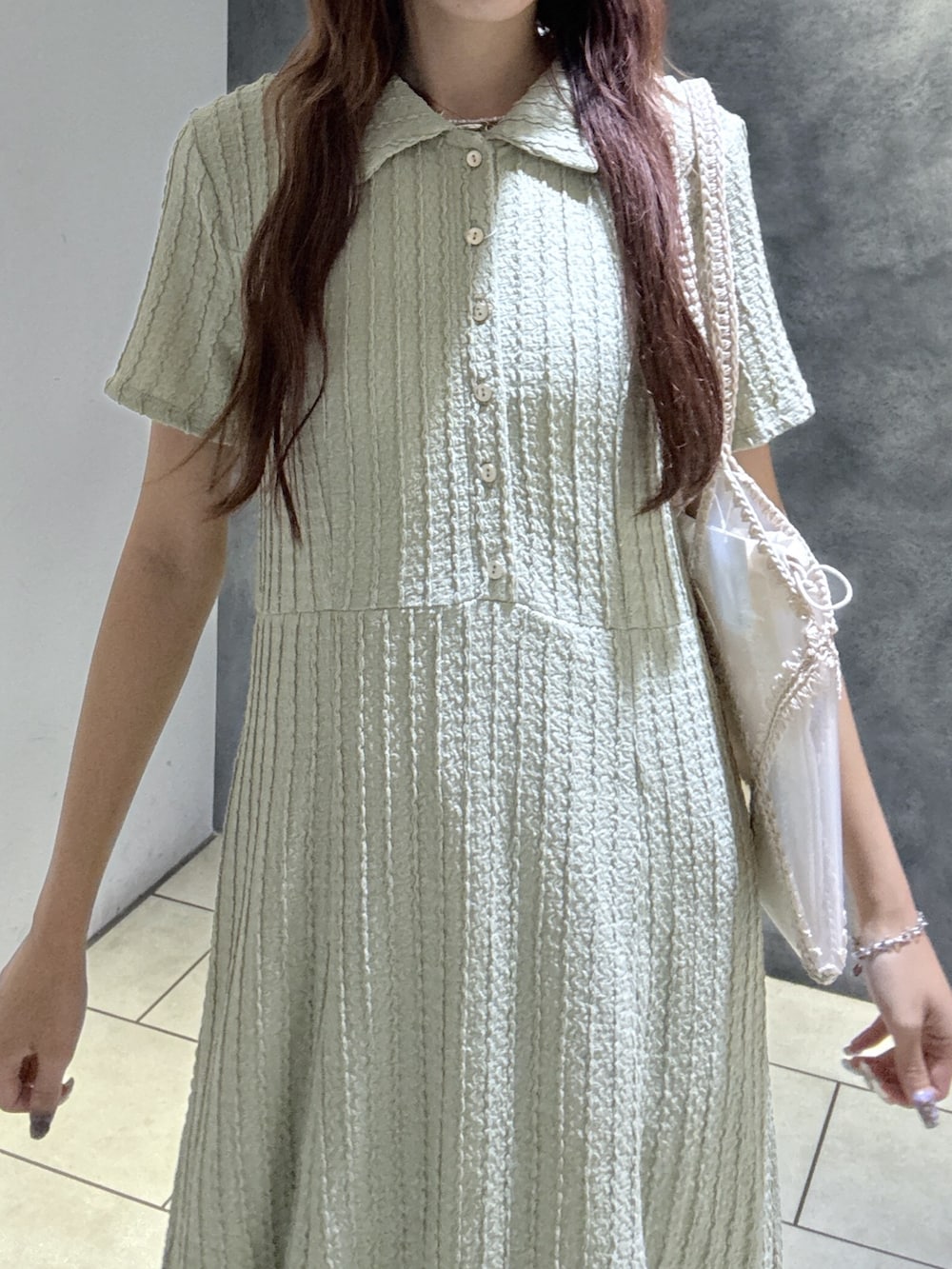 グリーン系のワンピース、ベージュ系のトートバッグ、ブラウン系のサンダルを着用したレディースの夏コーディネートの4枚目の写真