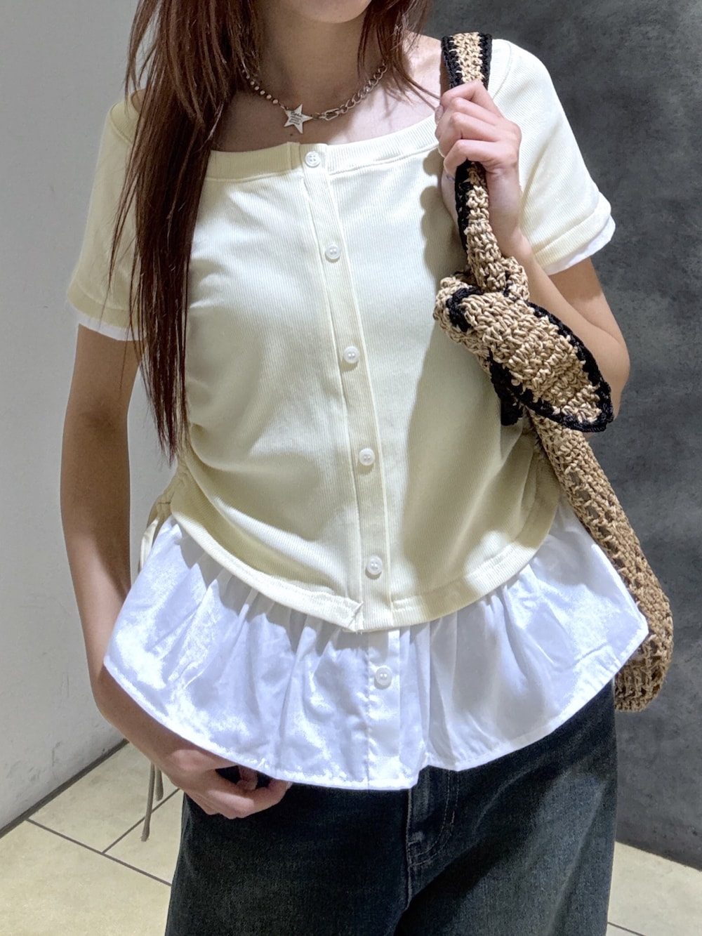 ブルー系のデニムパンツ、ブラック系のサンダル、ホワイト系のTシャツ/カットソーを着用したレディースの夏コーディネートの3枚目の写真