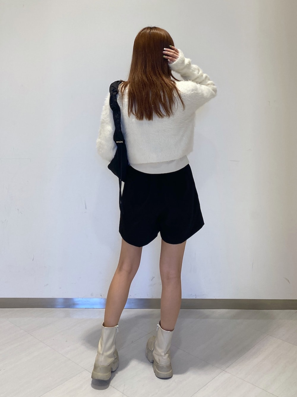 ブラック系のショルダーバッグ、ブラック系のその他パンツ、ホワイト系のスウェットを着用したレディースの冬コーディネートの2枚目の写真