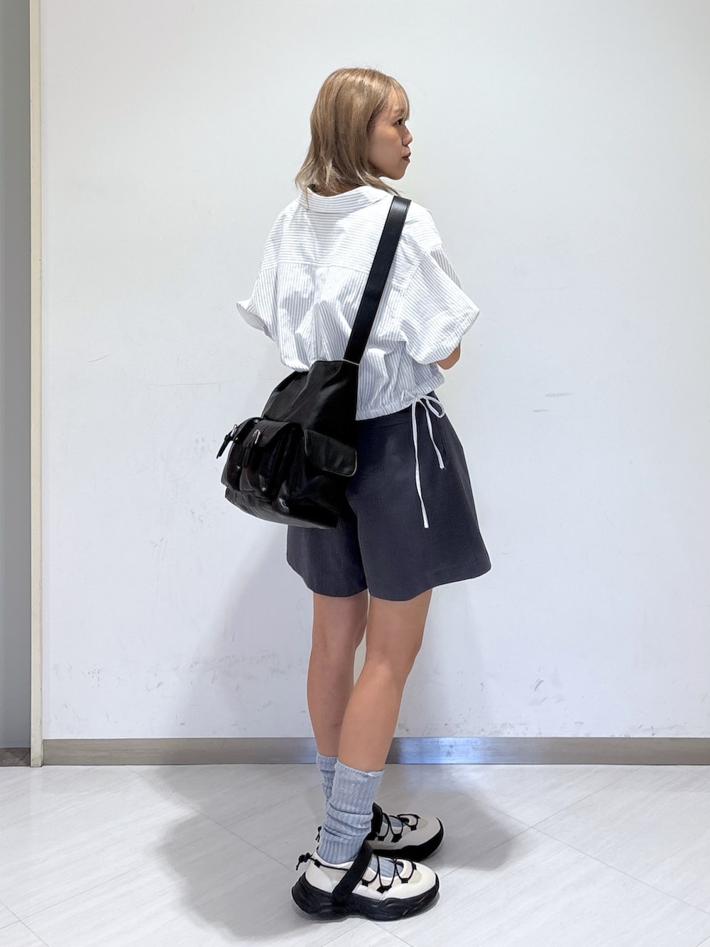 グレー系のその他パンツ、ホワイト系のシャツ/ブラウス、ホワイト系のスニーカーを着用したレディースの夏コーディネートの4枚目の写真