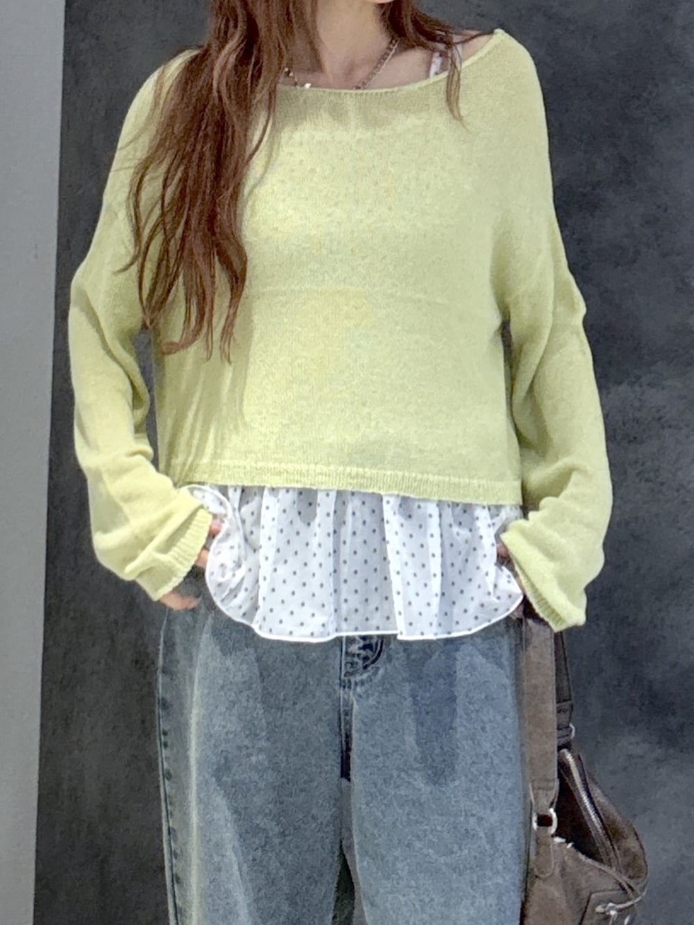 ホワイト系のTシャツ/カットソー、ブラウン系のショルダーバッグ、ブルー系のデニムパンツを着用したレディースの夏コーディネートの4枚目の写真