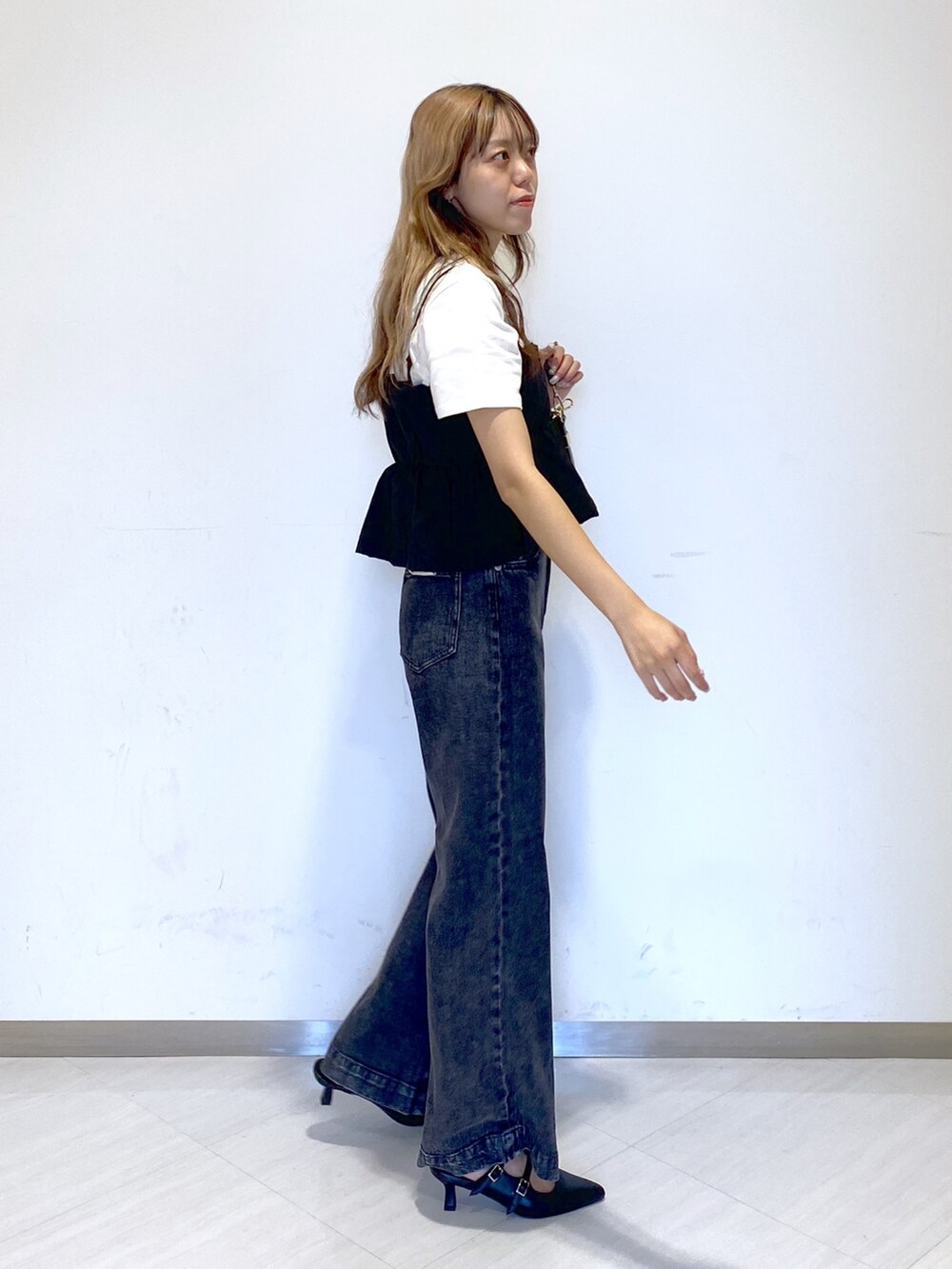 ブラック系のデニムパンツ、ブラック系のその他シューズ、ブラック系のショルダーバッグを着用したレディースの夏コーディネートの2枚目の写真