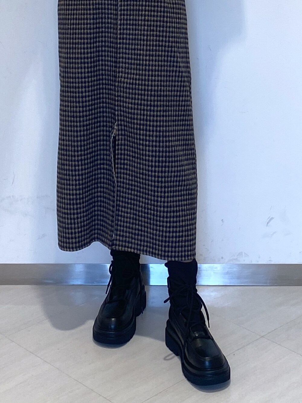 ブラック系のブーツ、ブラック系のハンドバッグ、ピンク系のニット/セーターを着用したレディースの秋コーディネートの7枚目の写真