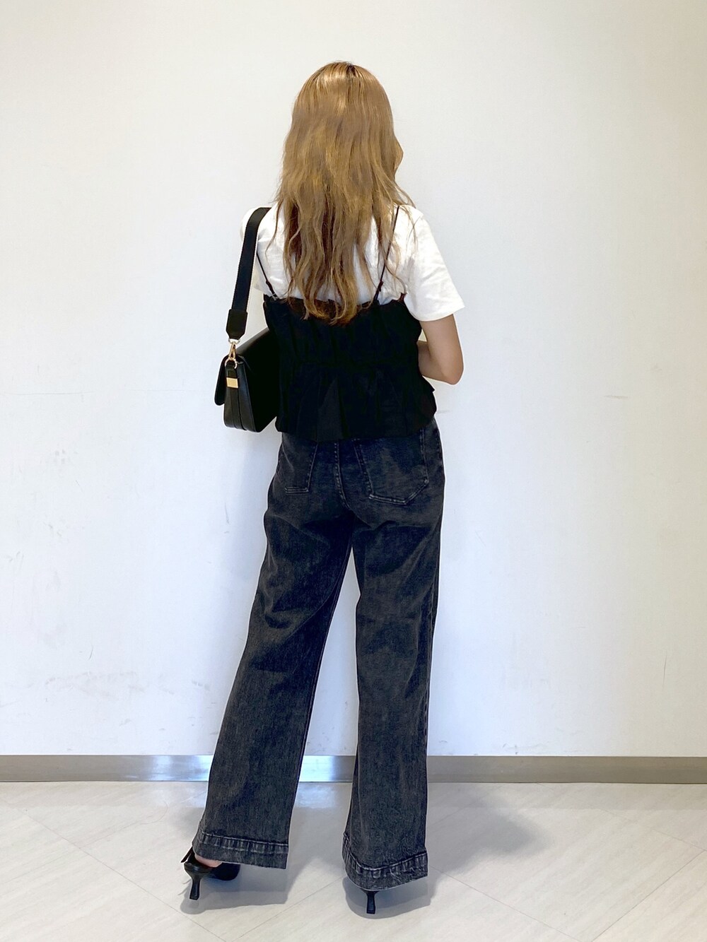 ブラック系のデニムパンツ、ブラック系のその他シューズ、ブラック系のショルダーバッグを着用したレディースの夏コーディネートの3枚目の写真