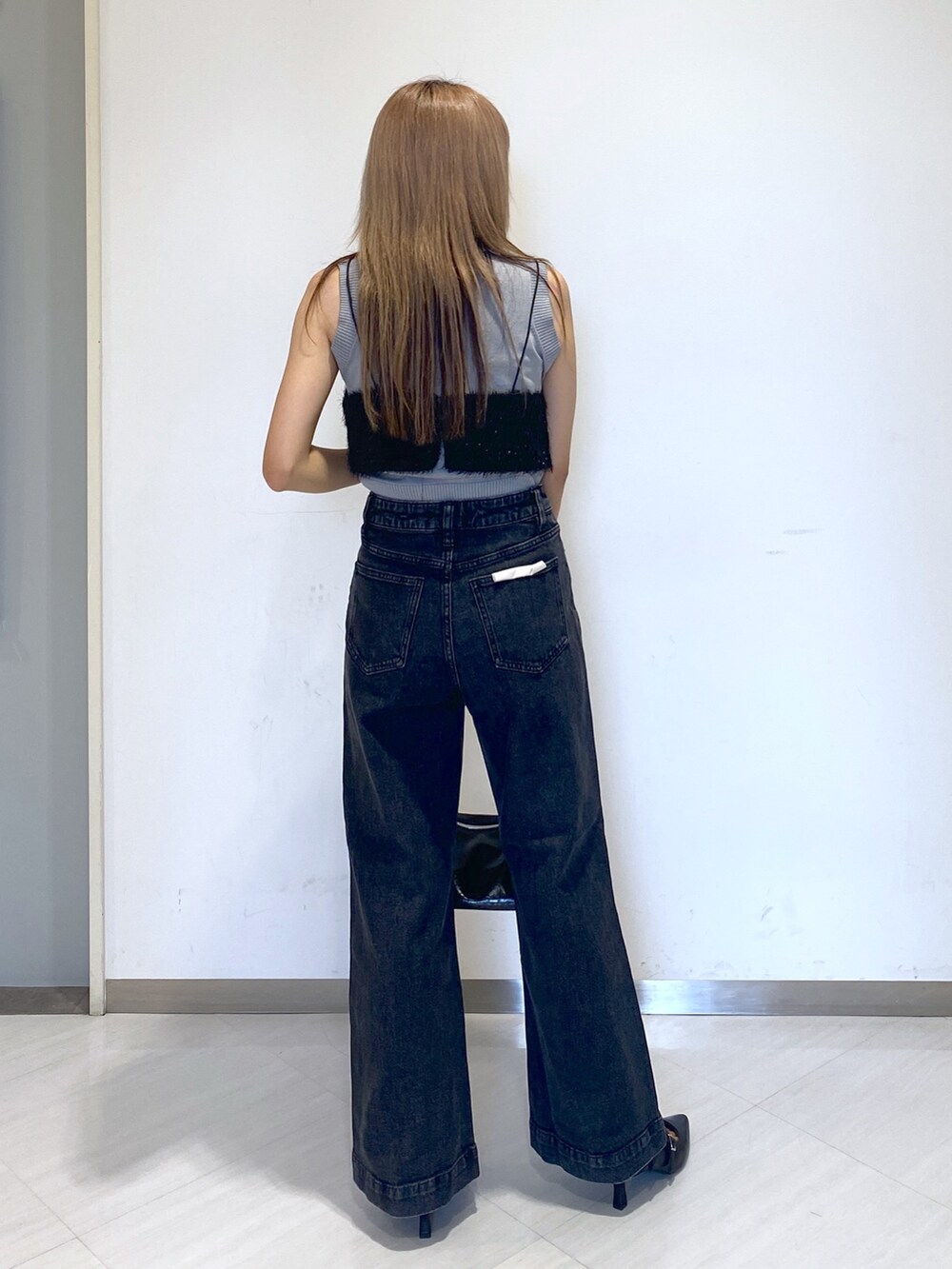 ブラック系のキャミソール、ブラック系のハンドバッグ、ブラック系のその他シューズを着用したレディースの夏コーディネートの5枚目の写真