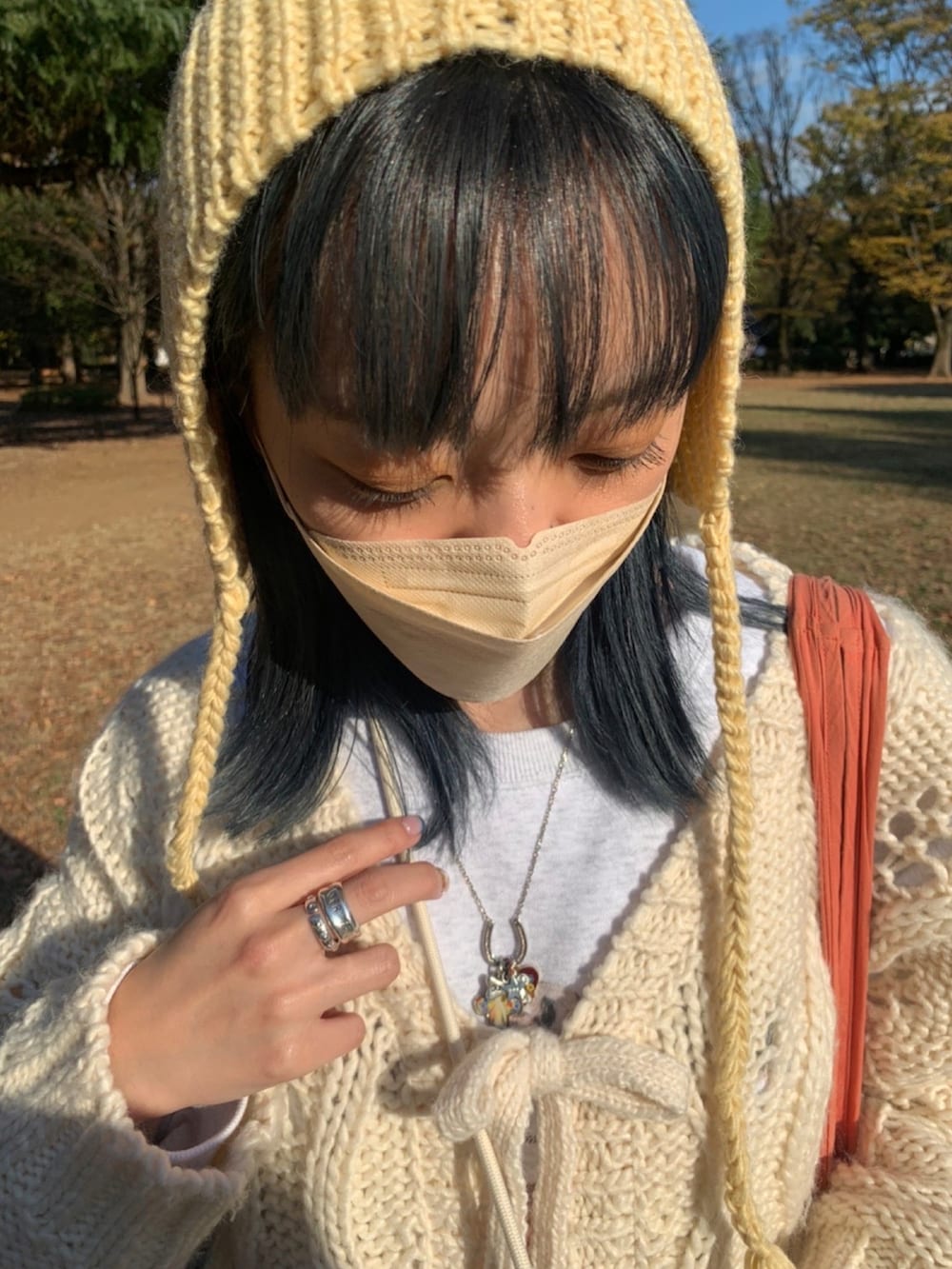 その他のバッグ、ホワイト系のカーディガン/ボレロ、ブルー系のデニムパンツを着用したレディースの秋コーディネートの2枚目の写真