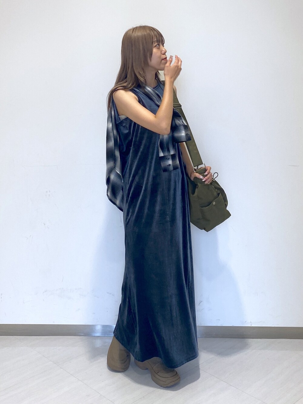 ブラック系のシャツ/ブラウス、グレー系のワンピース、グリーン系のショルダーバッグを着用したレディースの秋コーディネートの2枚目の写真