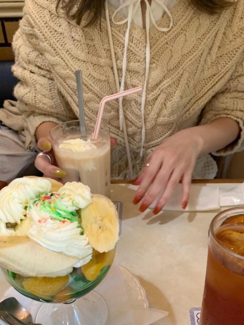 ホワイト系のニット/セーター、ホワイト系のシャツ/ブラウス、ピンク系のその他パンツを着用したレディースの秋コーディネートの2枚目の写真