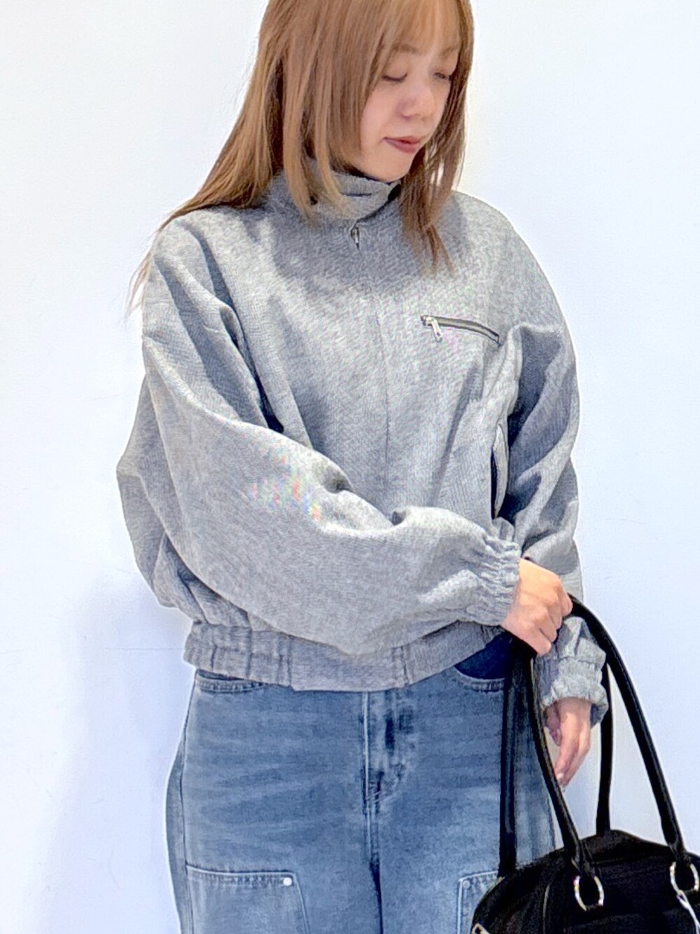 グレー系のその他アウター、ブルー系のデニムパンツ、ブラック系のトートバッグを着用したレディースの冬コーディネートの4枚目の写真