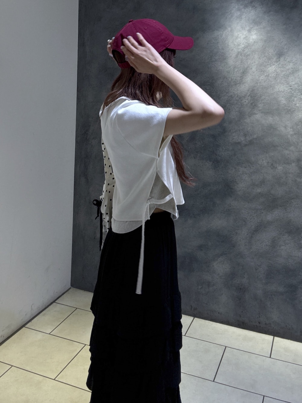 ホワイト系のTシャツ/カットソー、ブラック系のスカート、ブラック系のサンダルを着用したレディースの夏コーディネートの4枚目の写真