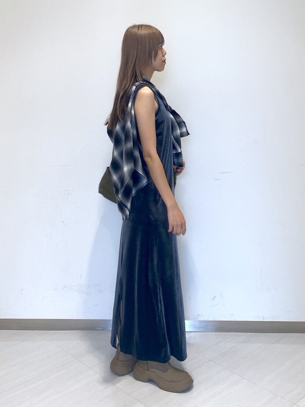 ブラック系のシャツ/ブラウス、グレー系のワンピース、グリーン系のショルダーバッグを着用したレディースの秋コーディネートの3枚目の写真