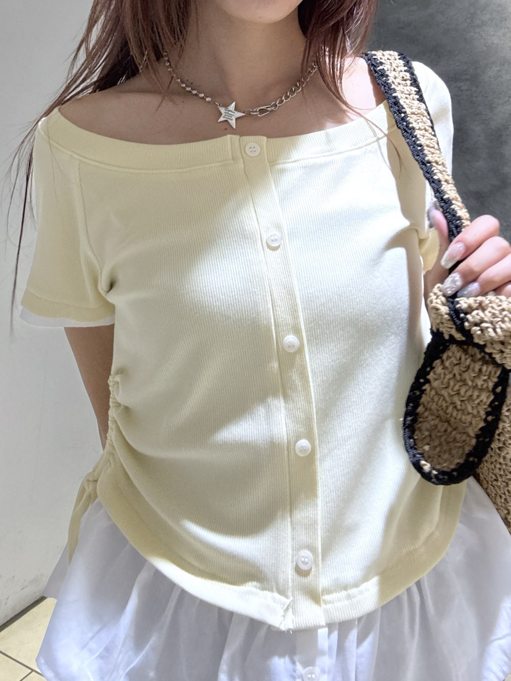ブルー系のデニムパンツ、ブラック系のサンダル、ホワイト系のTシャツ/カットソーを着用したレディースの夏コーディネートの4枚目の写真