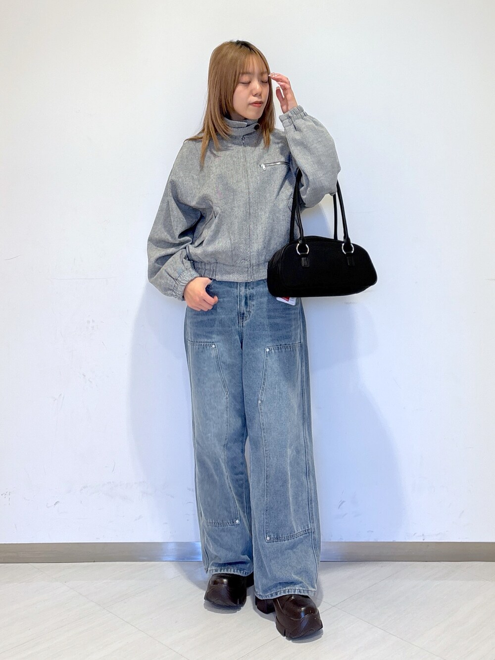 グレー系のその他アウター、ブルー系のデニムパンツ、ブラック系のトートバッグを着用したレディースの冬コーディネートの3枚目の写真