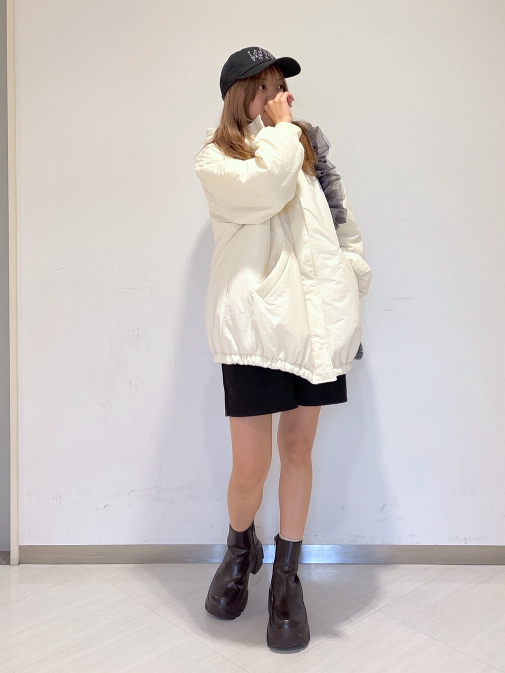 ホワイト系のニット/セーター、ブラック系のその他パンツ、ホワイト系のブルゾンを着用したレディースの冬コーディネートの4枚目の写真