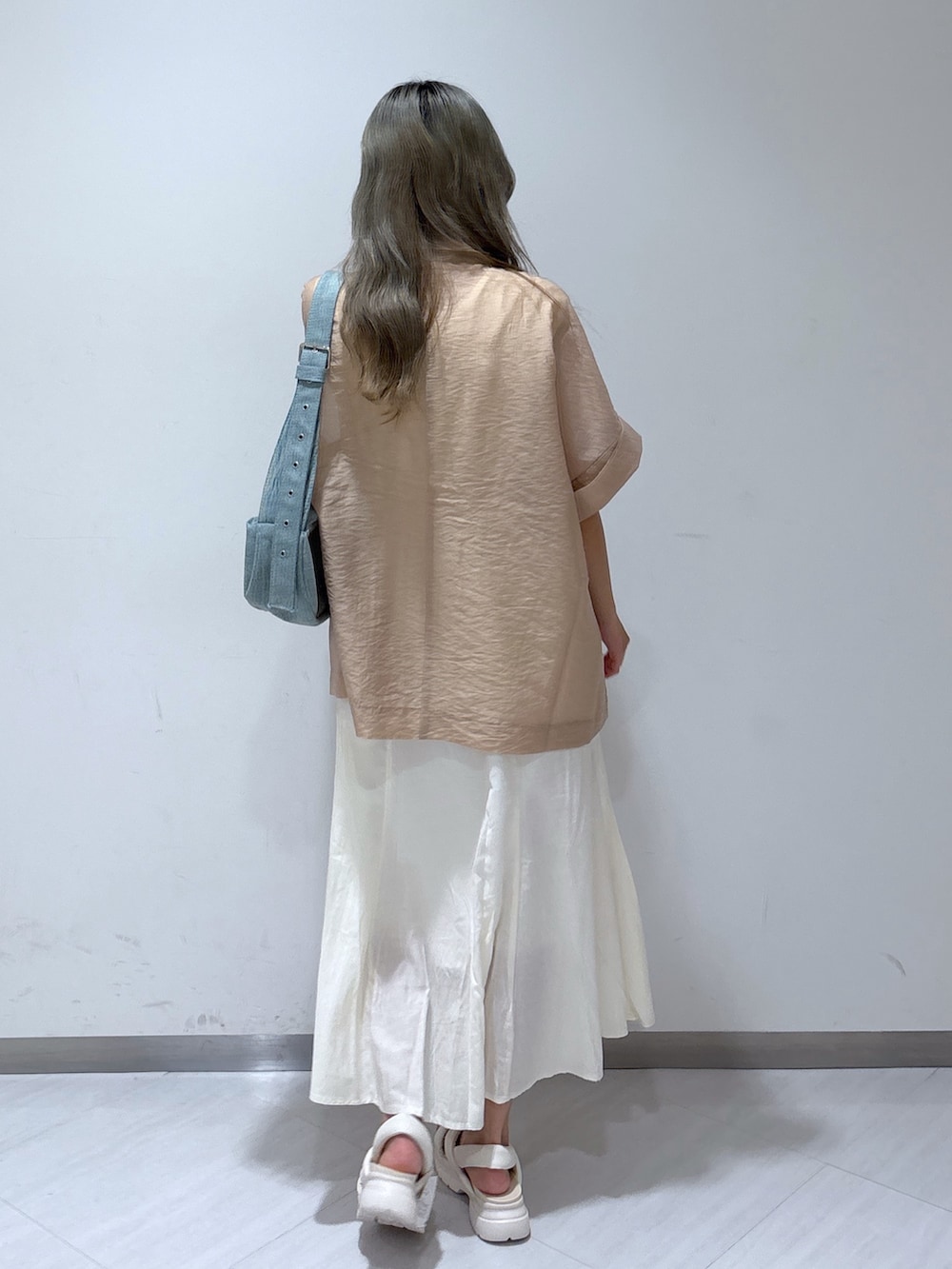 ホワイト系のワンピース、ベージュ系のテーラードジャケット、ブルー系のショルダーバッグを着用したレディースの夏コーディネートの5枚目の写真