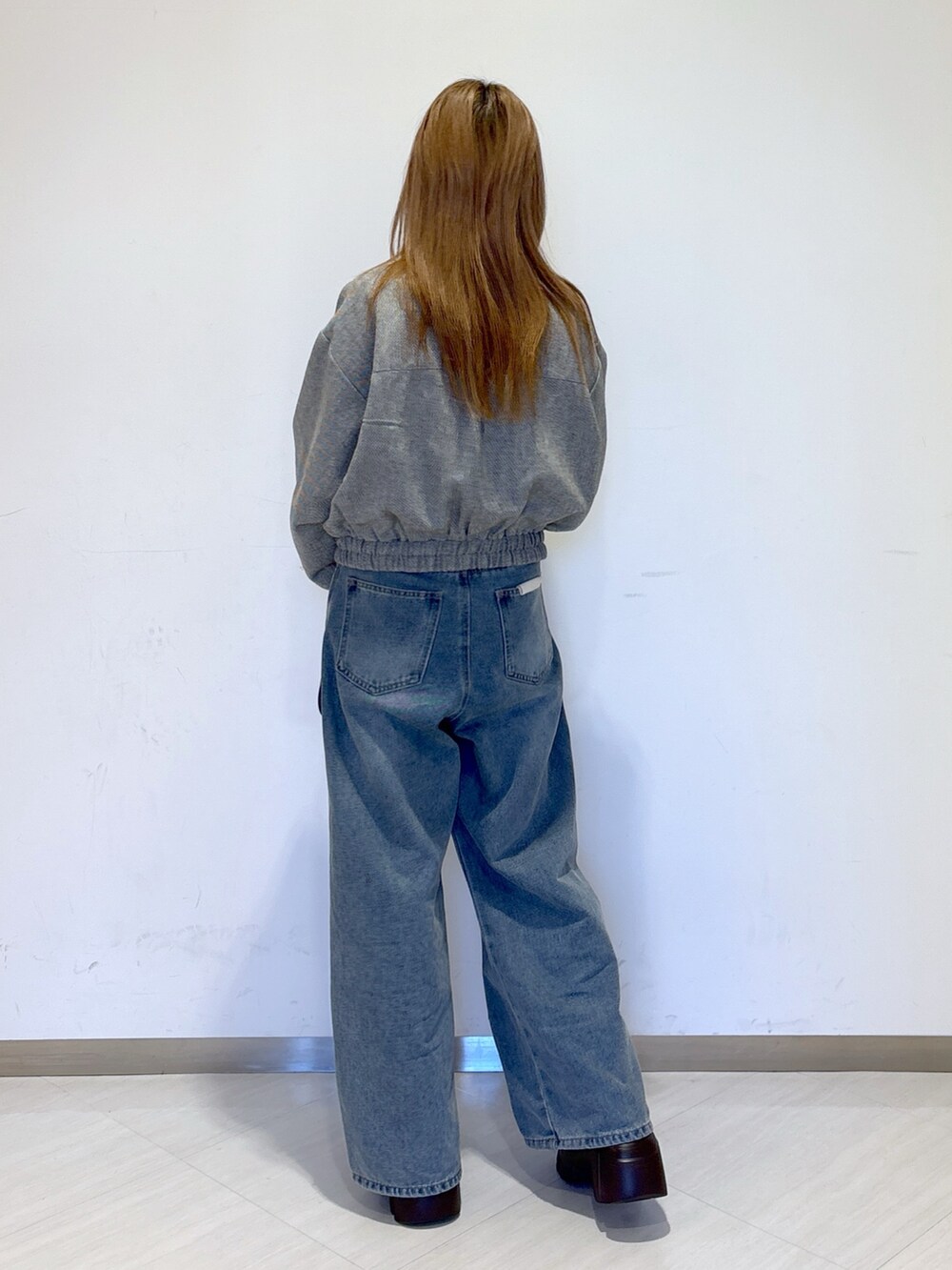 グレー系のその他アウター、ブルー系のデニムパンツ、ブラック系のトートバッグを着用したレディースの冬コーディネートの5枚目の写真