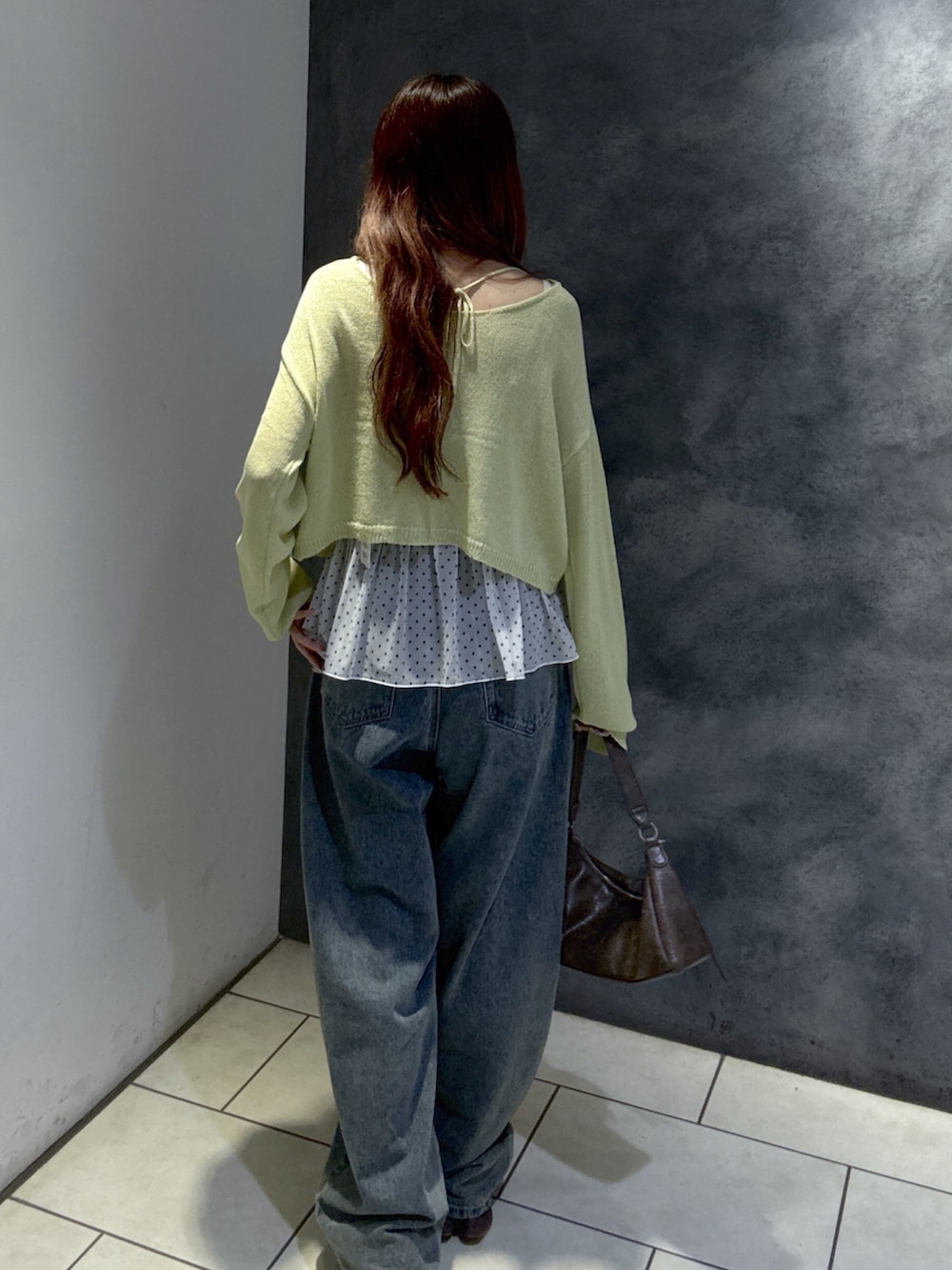 ホワイト系のTシャツ/カットソー、ブラウン系のショルダーバッグ、ブルー系のデニムパンツを着用したレディースの夏コーディネートの3枚目の写真