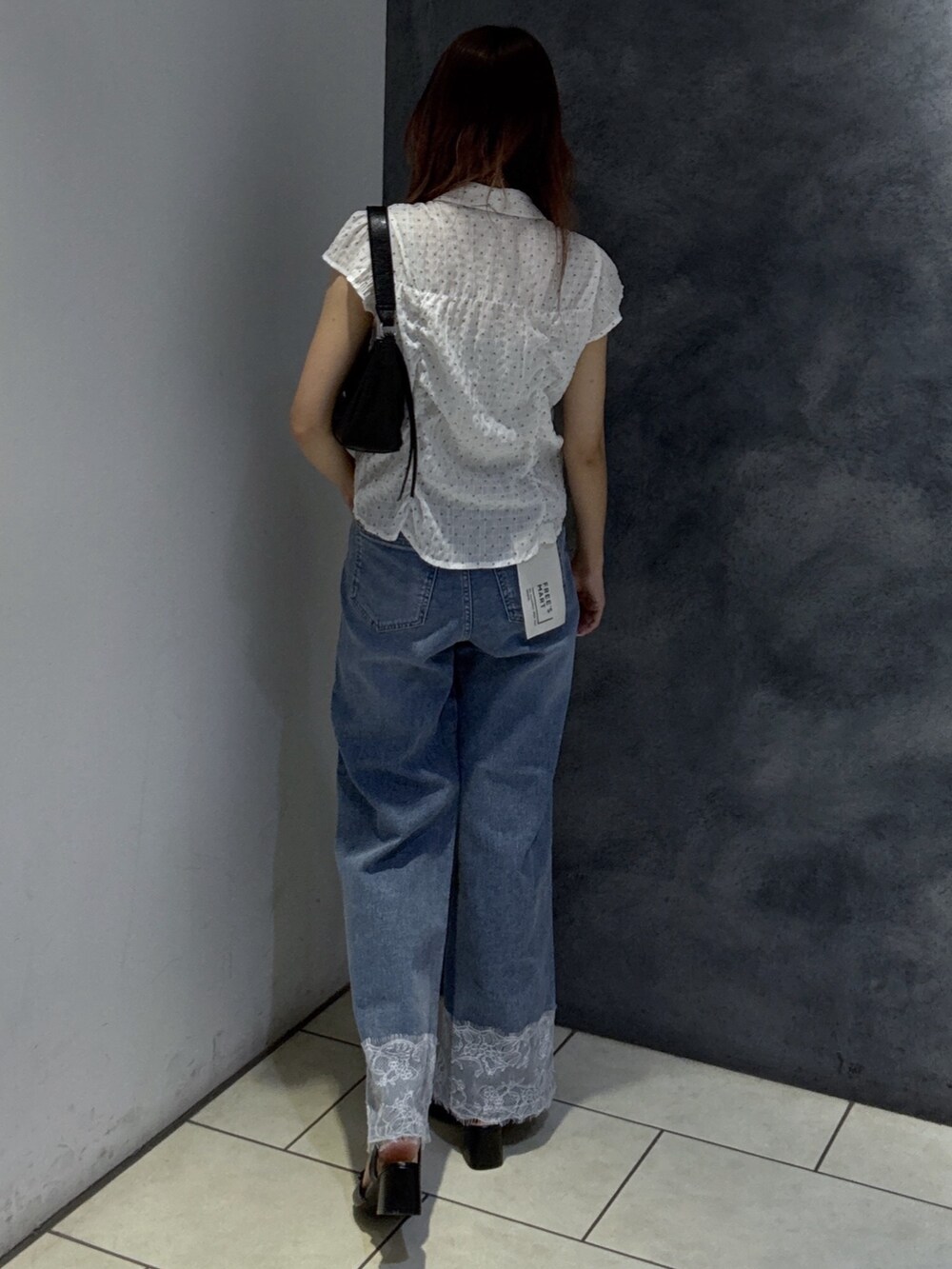 ホワイト系のシャツ/ブラウス、ブルー系のデニムパンツ、ブラック系のショルダーバッグを着用したレディースの夏コーディネートの4枚目の写真
