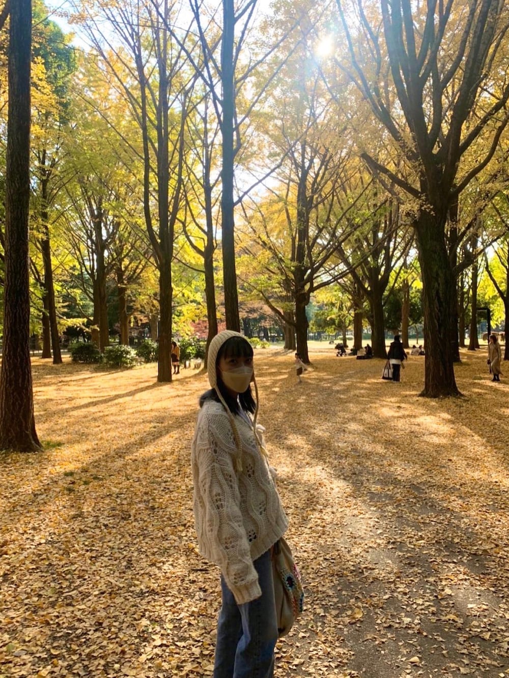 その他のバッグ、ホワイト系のカーディガン/ボレロ、ブルー系のデニムパンツを着用したレディースの秋コーディネートの3枚目の写真