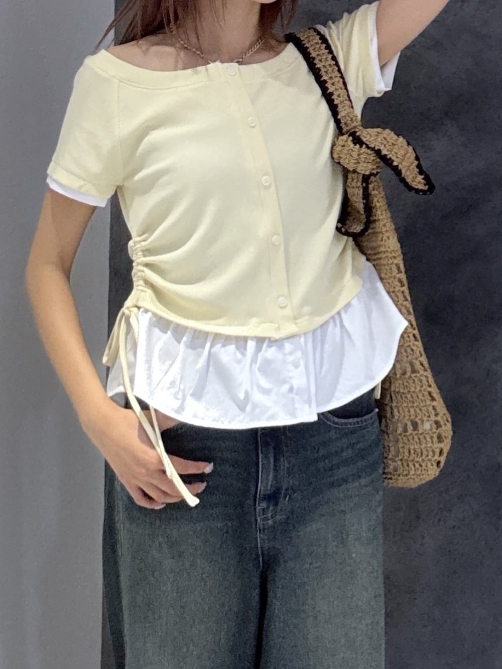 ブルー系のデニムパンツ、ブラック系のサンダル、ホワイト系のTシャツ/カットソーを着用したレディースの夏コーディネートの2枚目の写真