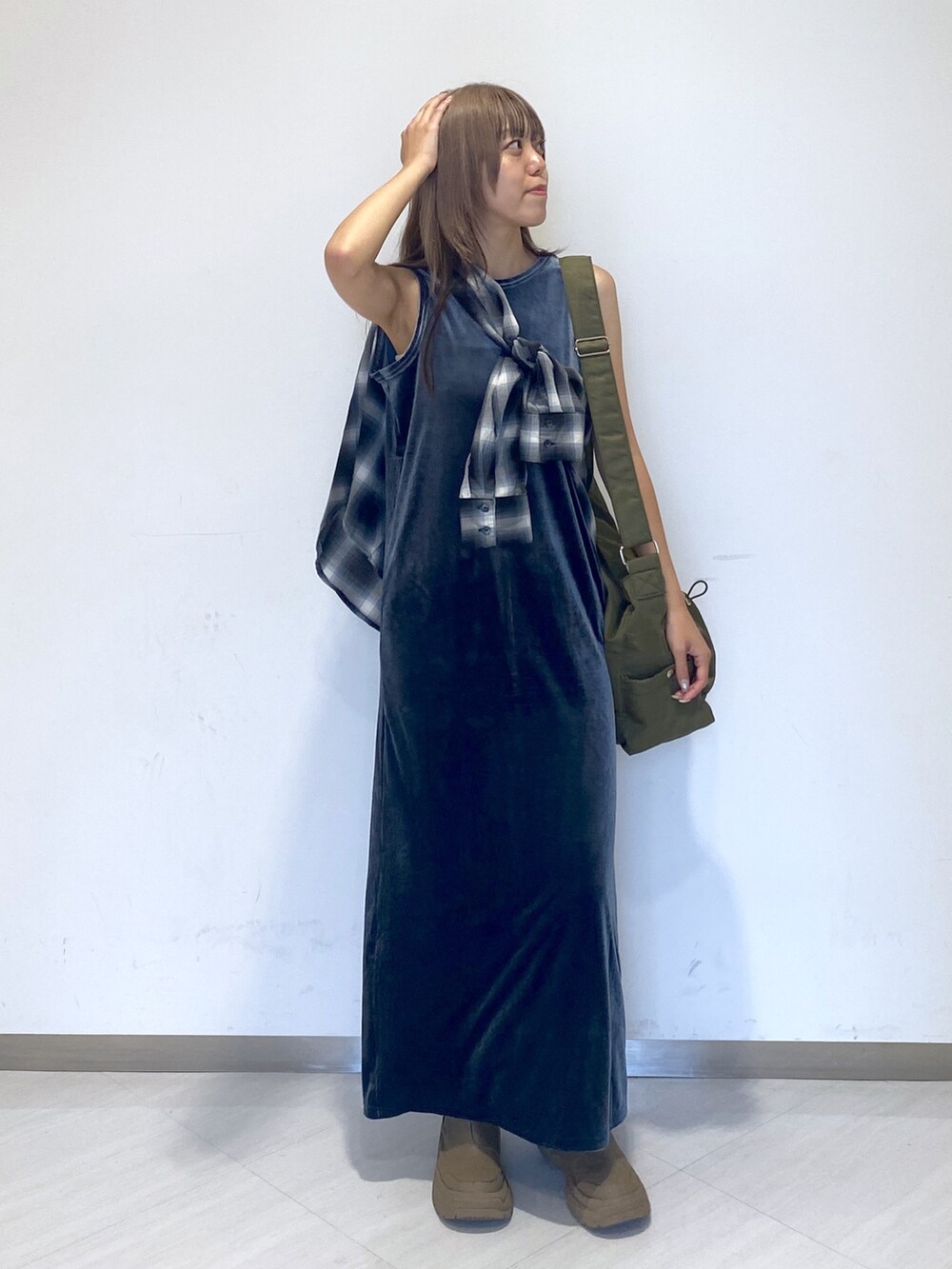 ブラック系のシャツ/ブラウス、グレー系のワンピース、グリーン系のショルダーバッグを着用したレディースの秋コーディネートの5枚目の写真