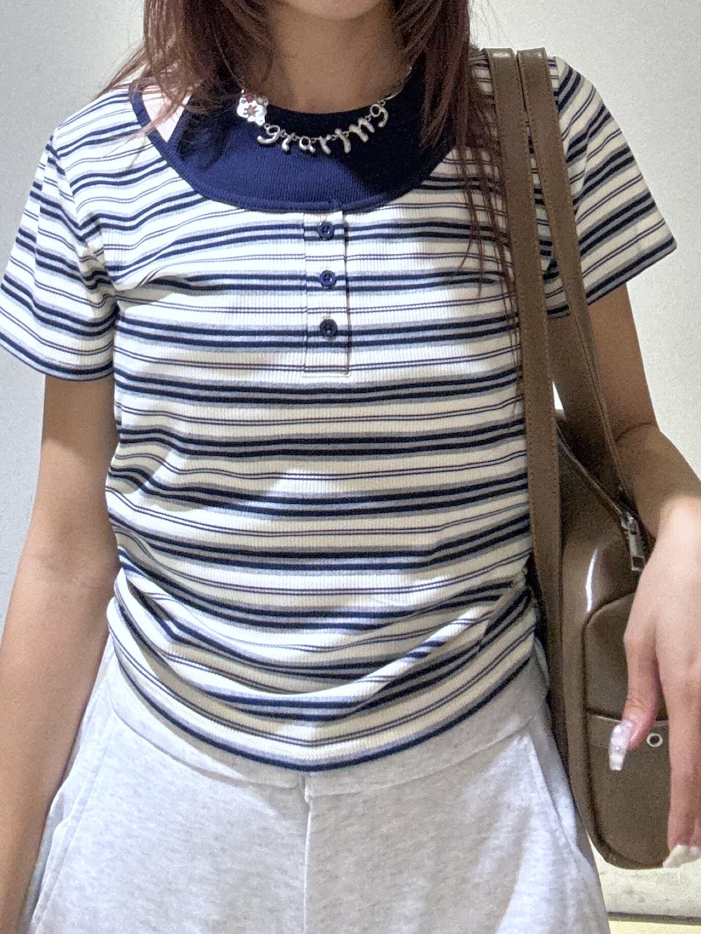 ホワイト系のTシャツ/カットソー、ホワイト系のその他パンツ、グレー系のキャップを着用したレディースの夏コーディネートの3枚目の写真
