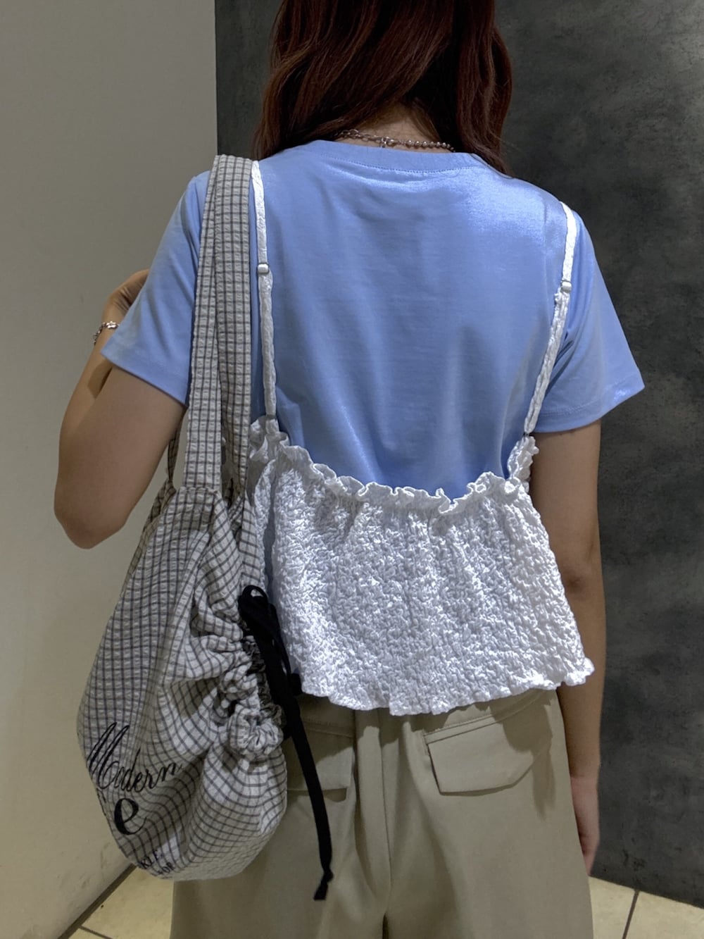 ベージュ系のその他パンツ、シルバー系のスニーカー、ブラック系のトートバッグを着用したレディースの夏コーディネートの4枚目の写真