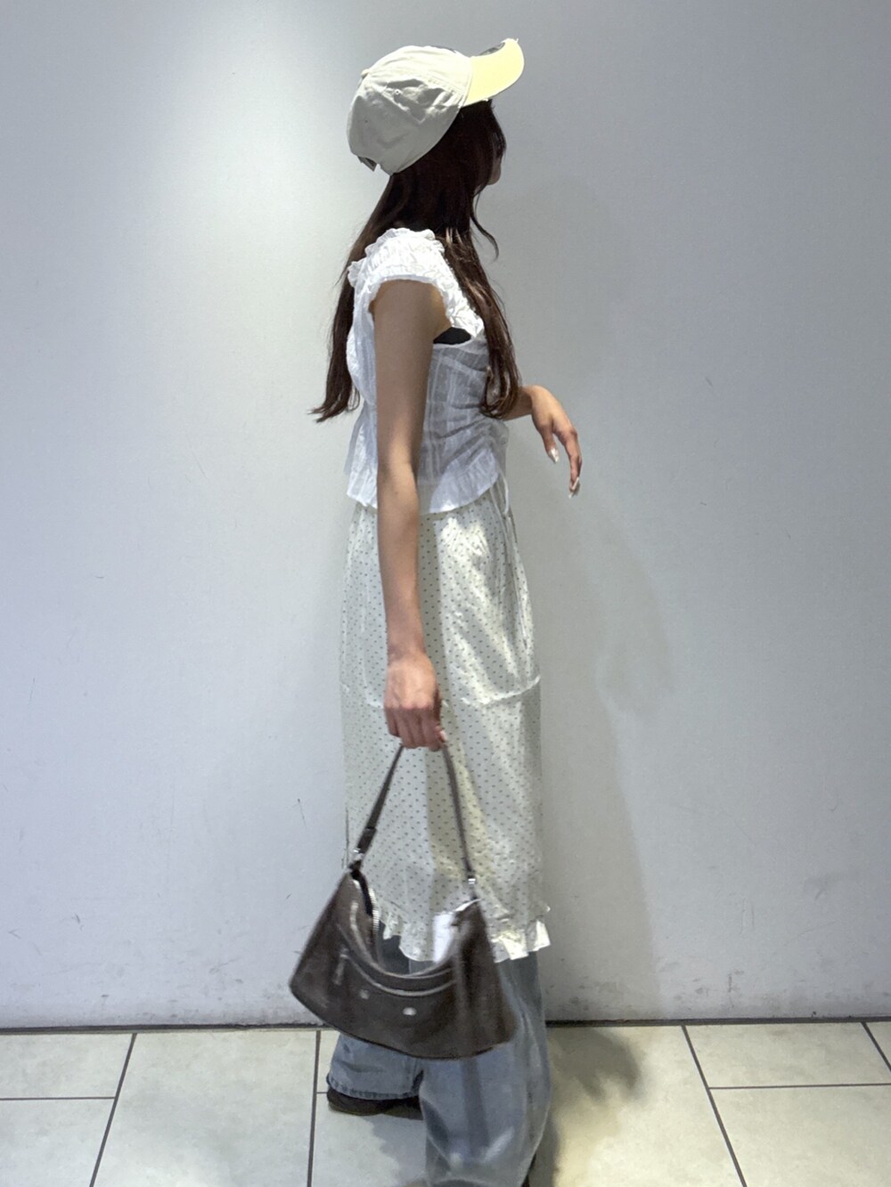 ホワイト系のシャツ/ブラウス、ブルー系のデニムパンツ、ブラウン系のショルダーバッグを着用したレディースの夏コーディネートの4枚目の写真