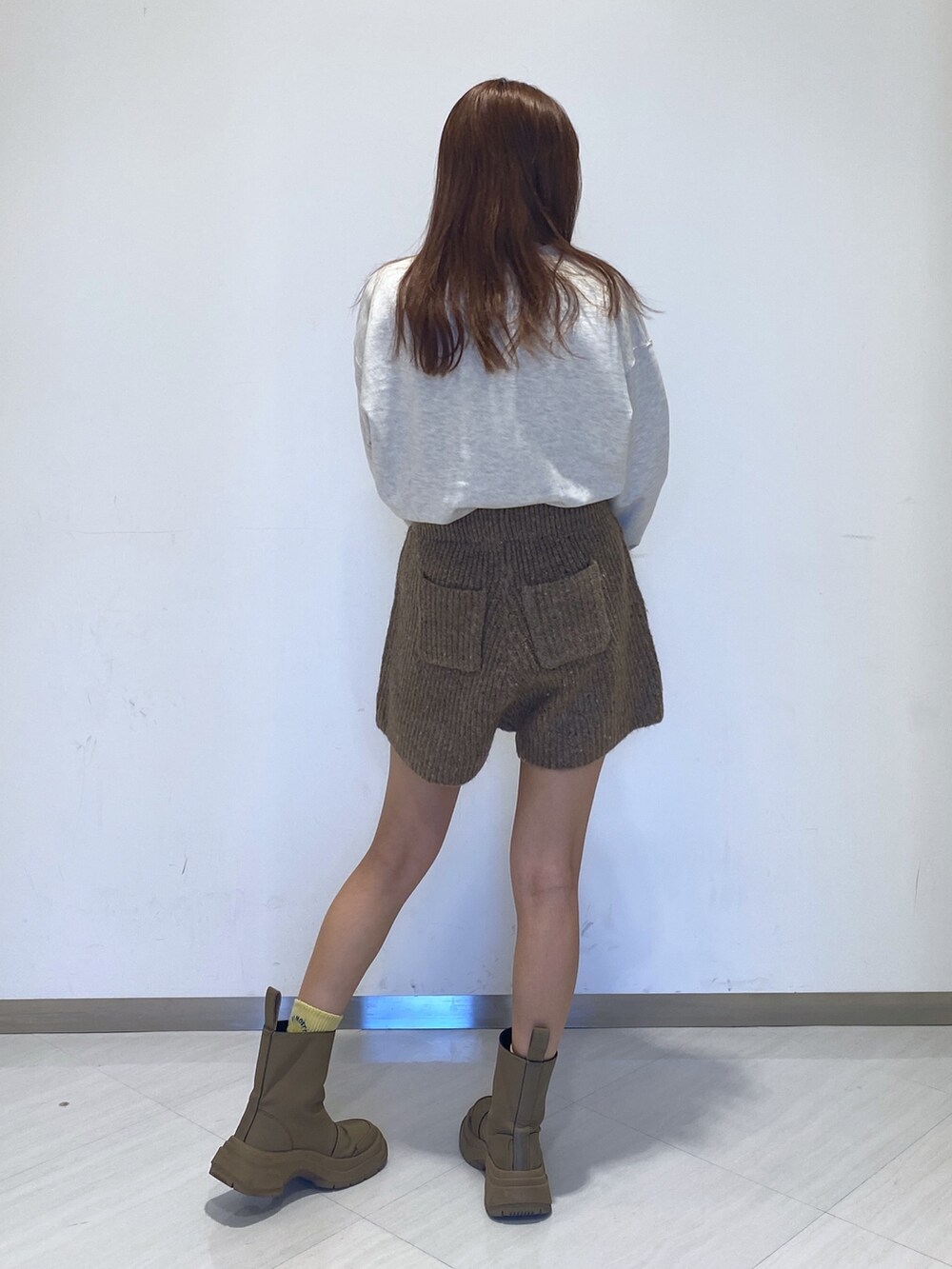 ホワイト系のTシャツ/カットソー、ホワイト系のTシャツ/カットソー、ブラウン系のその他パンツを着用したレディースの秋コーディネートの2枚目の写真