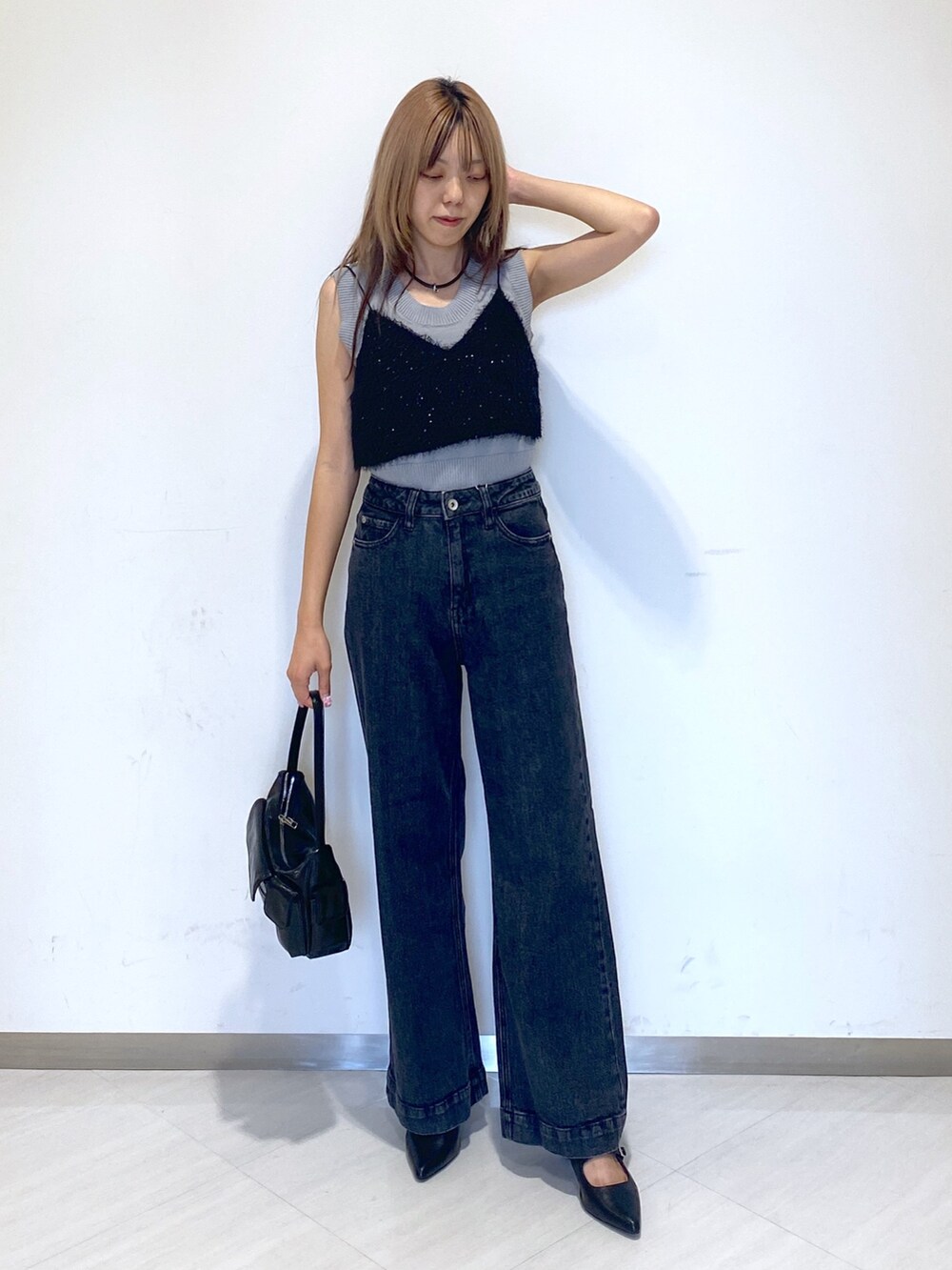 ブラック系のキャミソール、ブラック系のハンドバッグ、ブラック系のその他シューズを着用したレディースの夏コーディネートの2枚目の写真