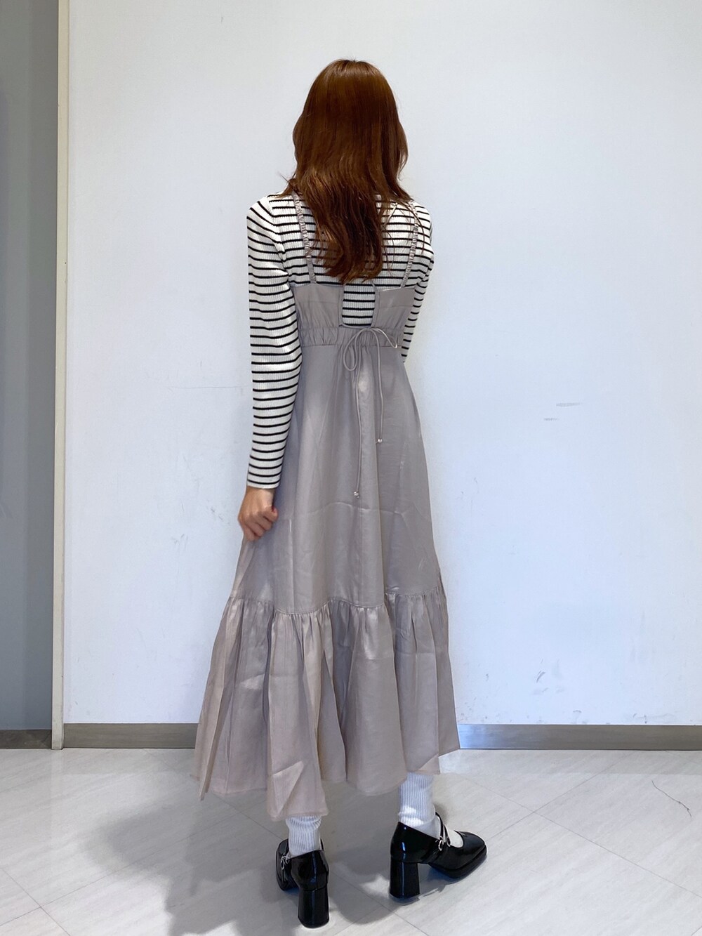 ホワイト系のニット/セーター、ブラック系のショルダーバッグ、ブラック系のパンプスを着用したレディースの秋コーディネートの4枚目の写真