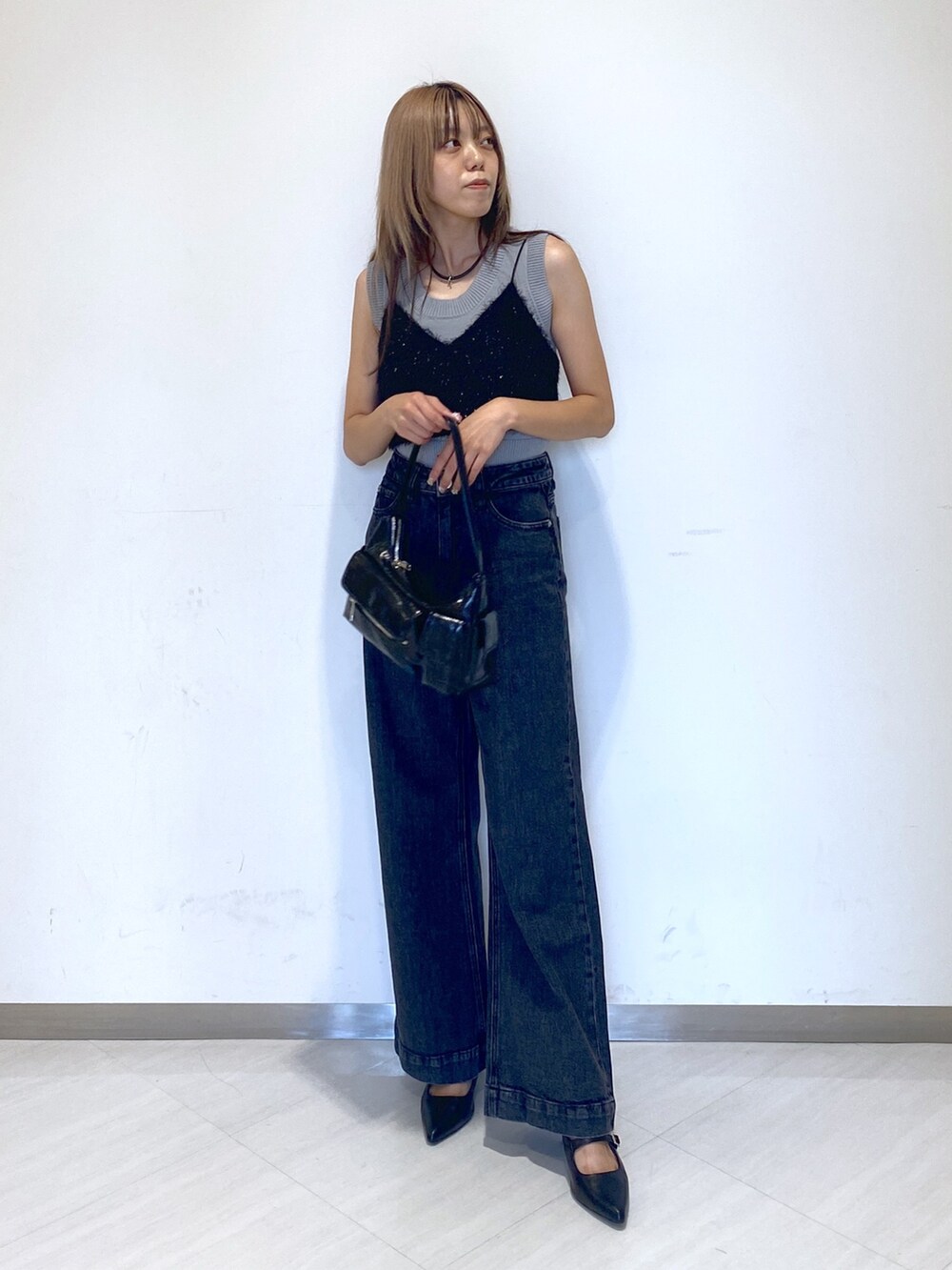 ブラック系のキャミソール、ブラック系のハンドバッグ、ブラック系のその他シューズを着用したレディースの夏コーディネートの4枚目の写真