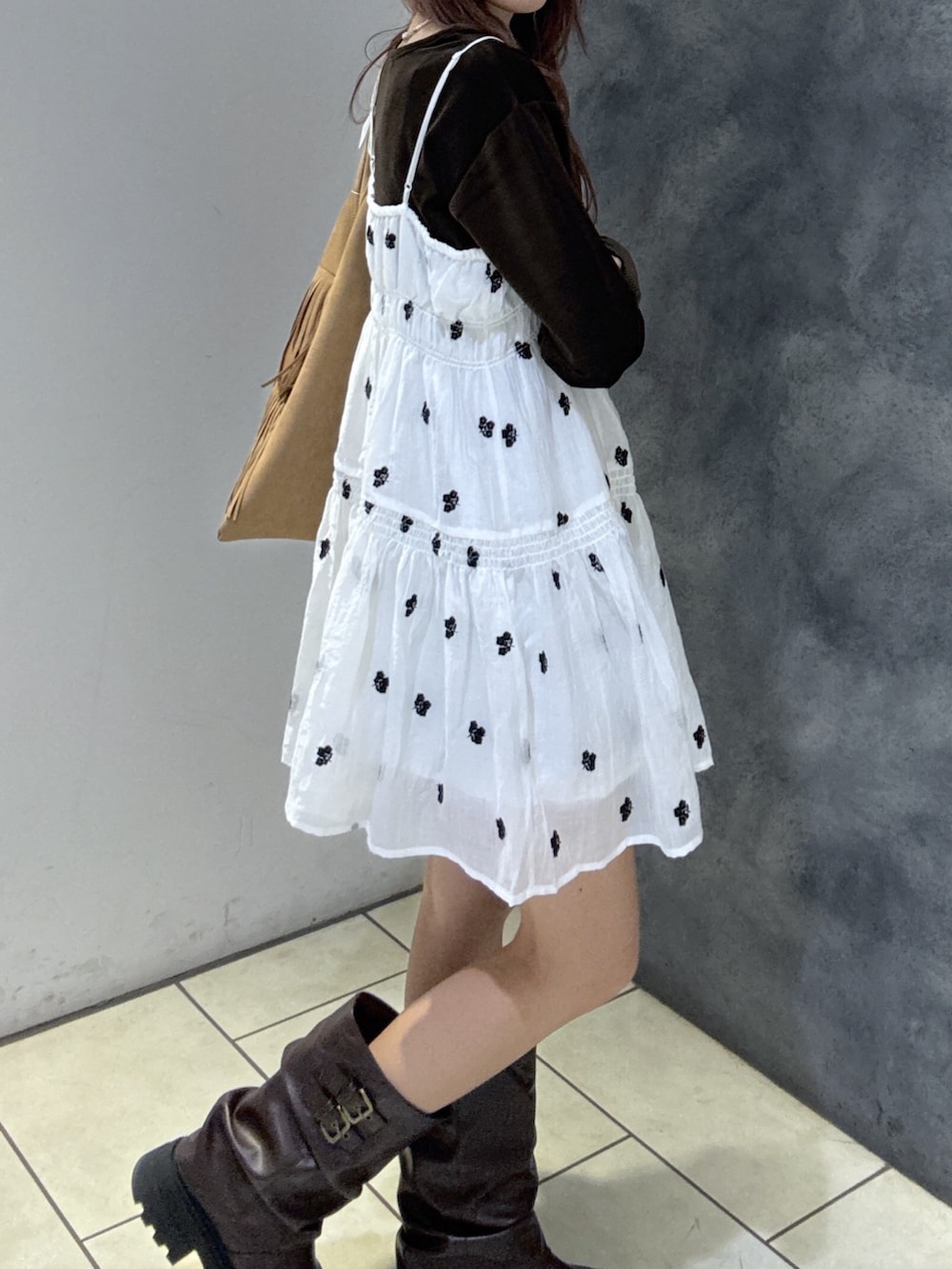 ホワイト系のワンピース、ブラウン系のTシャツ/カットソー、ブラウン系のブーツを着用したレディースの夏コーディネートの4枚目の写真
