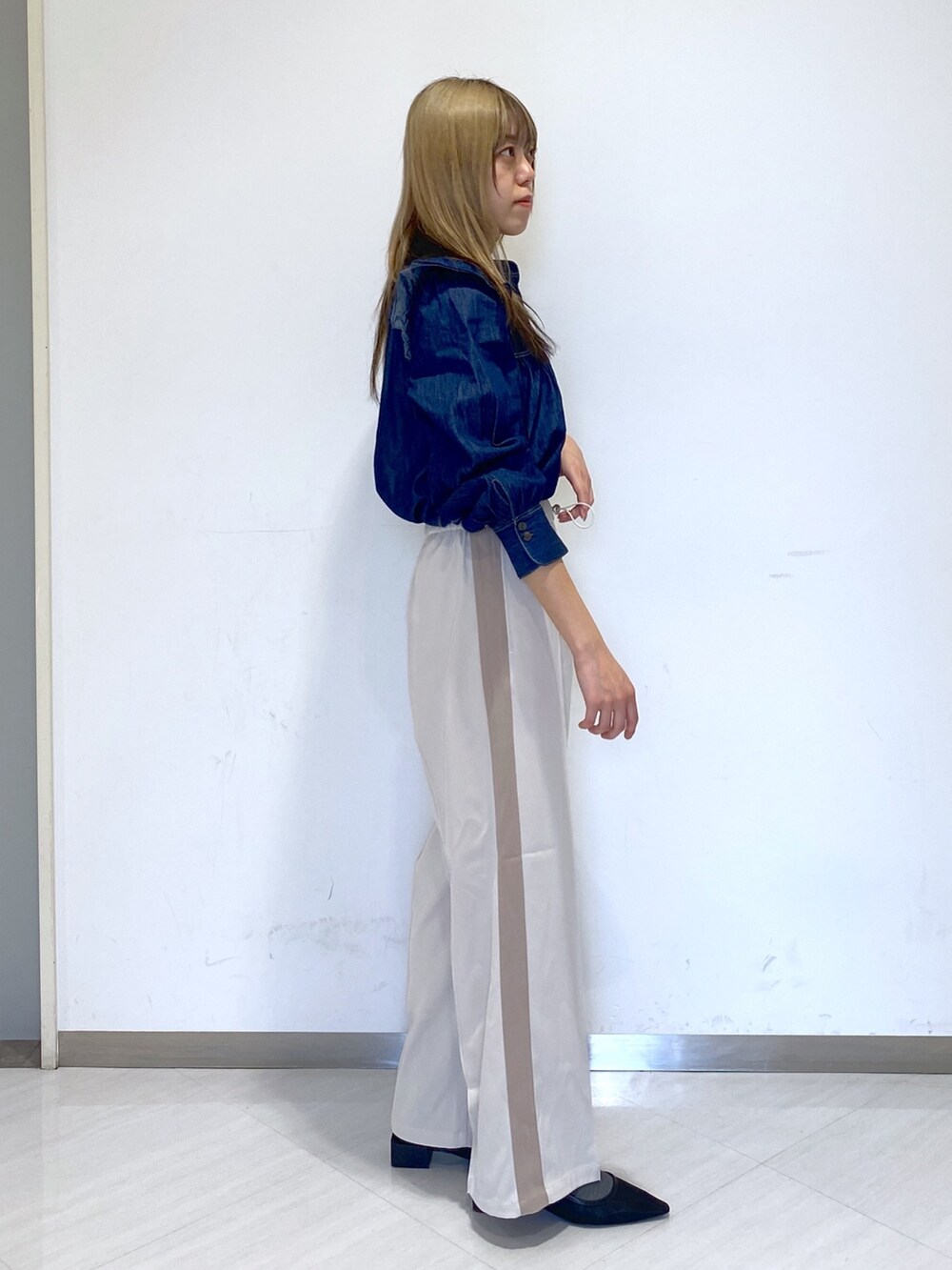 ホワイト系のその他パンツ、ブルー系のシャツ/ブラウス、ブラック系のパンプスを着用したレディースの春コーディネートの2枚目の写真