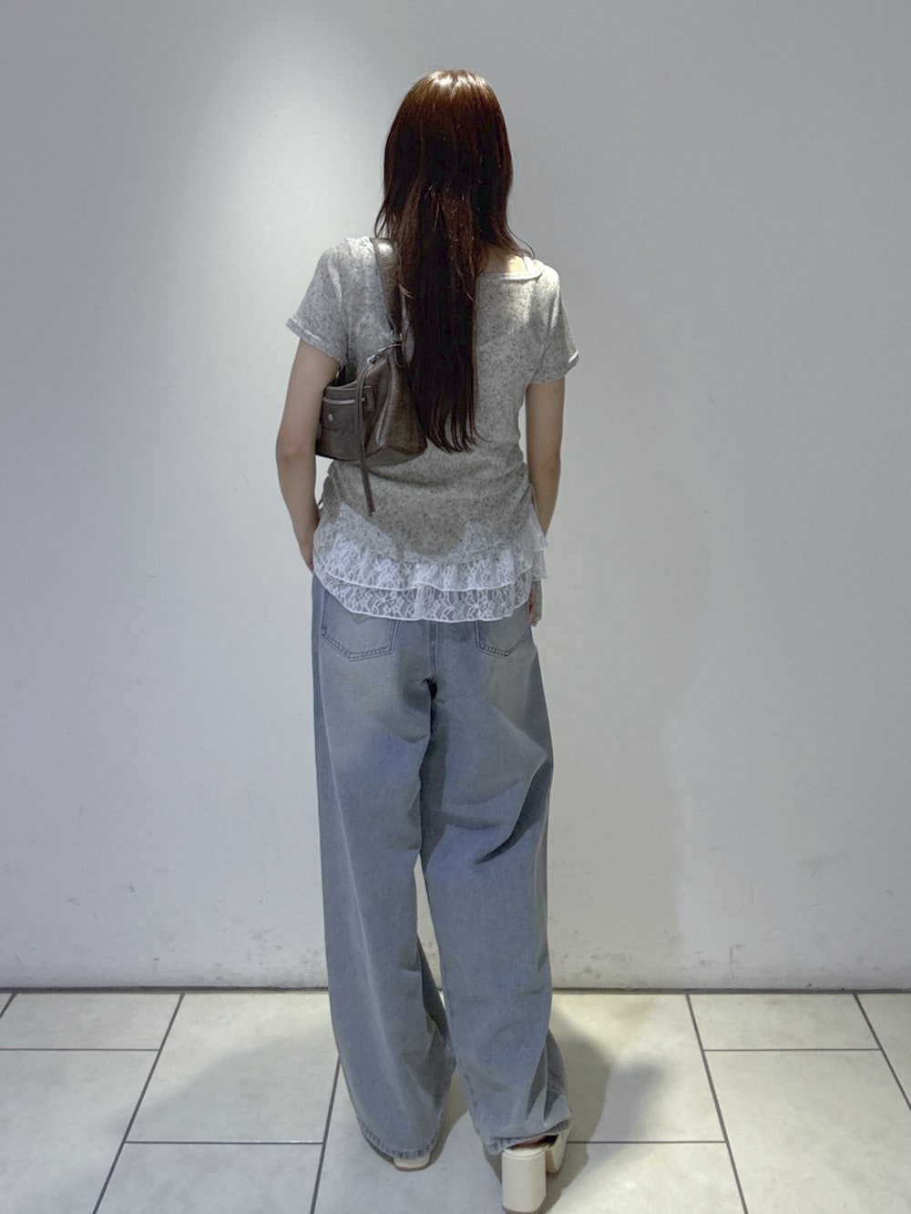 ホワイト系のTシャツ/カットソー、ブラウン系のショルダーバッグ、ブルー系のデニムパンツを着用したレディースの夏コーディネートの3枚目の写真