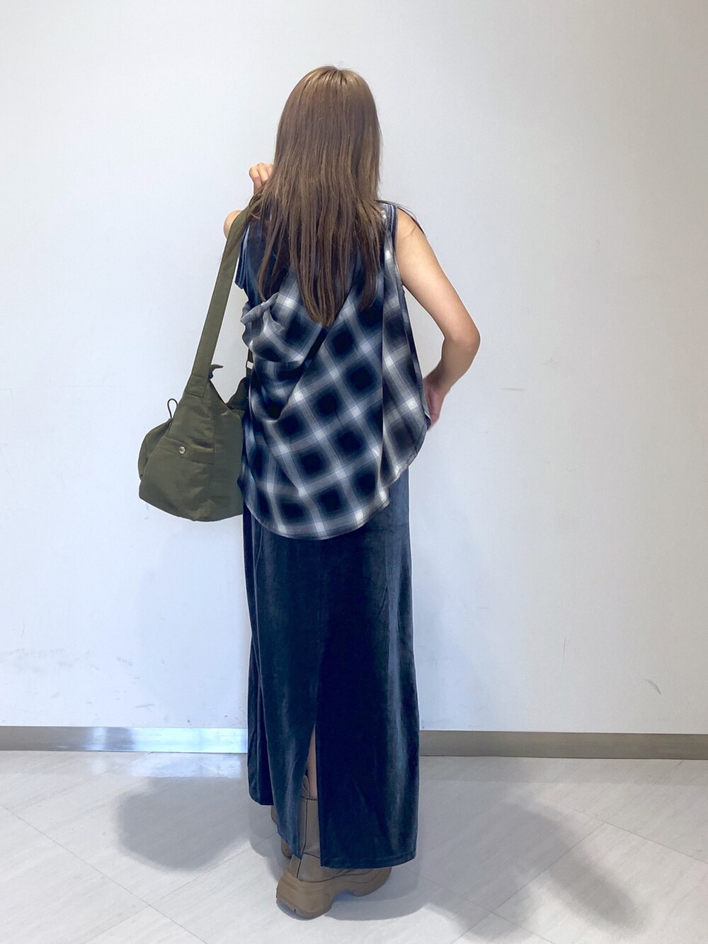 ブラック系のシャツ/ブラウス、グレー系のワンピース、グリーン系のショルダーバッグを着用したレディースの秋コーディネートの6枚目の写真