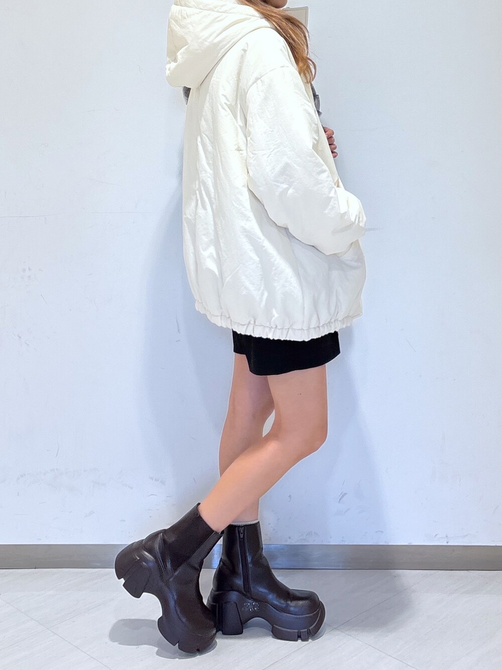 ホワイト系のニット/セーター、ブラック系のその他パンツ、ホワイト系のブルゾンを着用したレディースの冬コーディネートの6枚目の写真