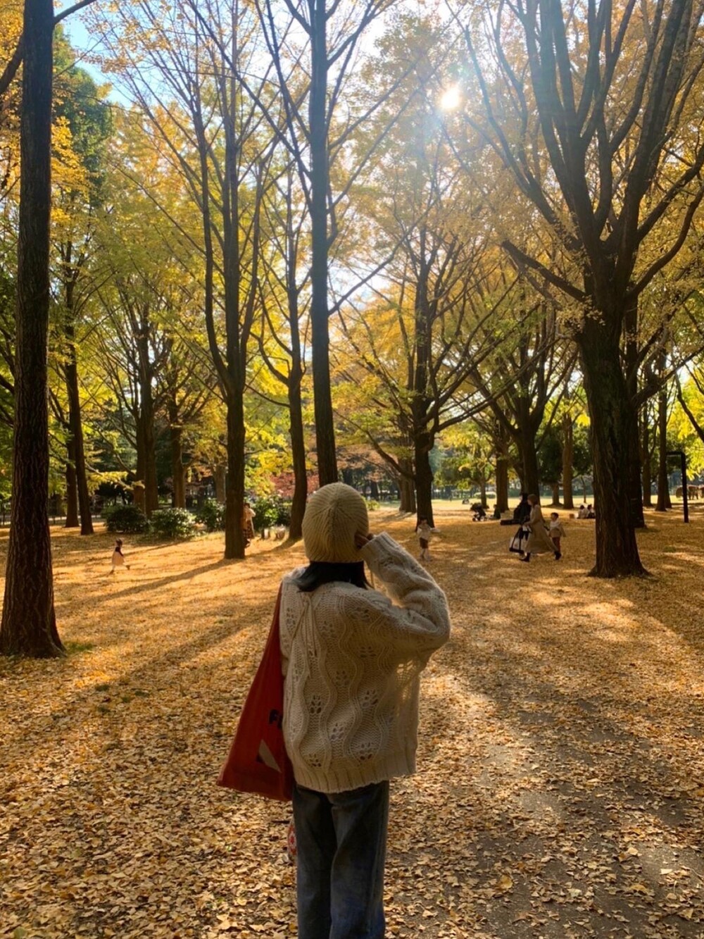 その他のバッグ、ホワイト系のカーディガン/ボレロ、ブルー系のデニムパンツを着用したレディースの秋コーディネートの4枚目の写真