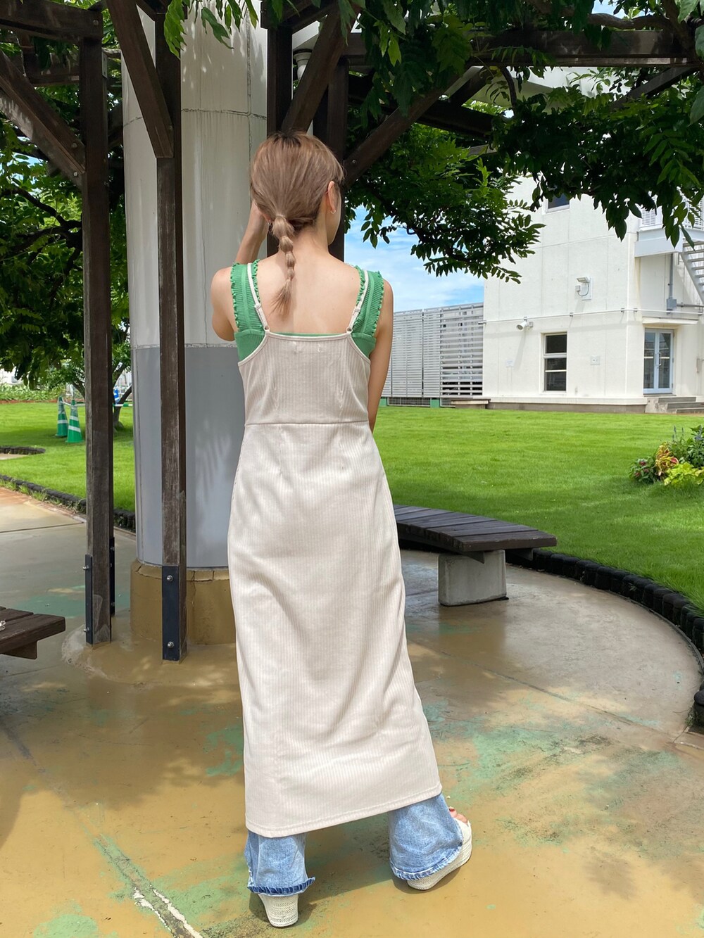 ホワイト系のサンダル、ブルー系のデニムパンツ、グレー系のワンピースを着用したレディースの夏コーディネートの5枚目の写真