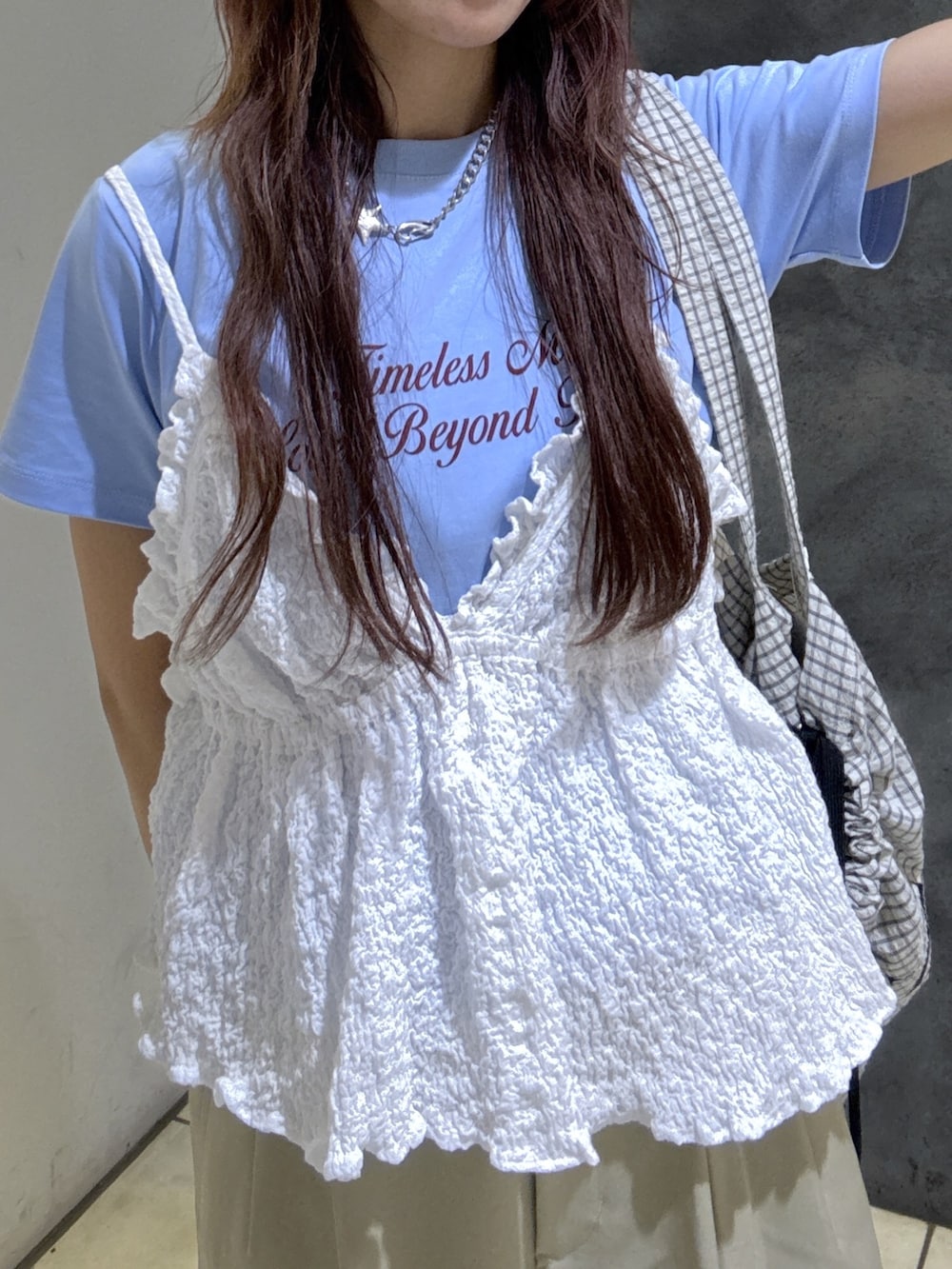 ベージュ系のその他パンツ、シルバー系のスニーカー、ブラック系のトートバッグを着用したレディースの夏コーディネートの3枚目の写真