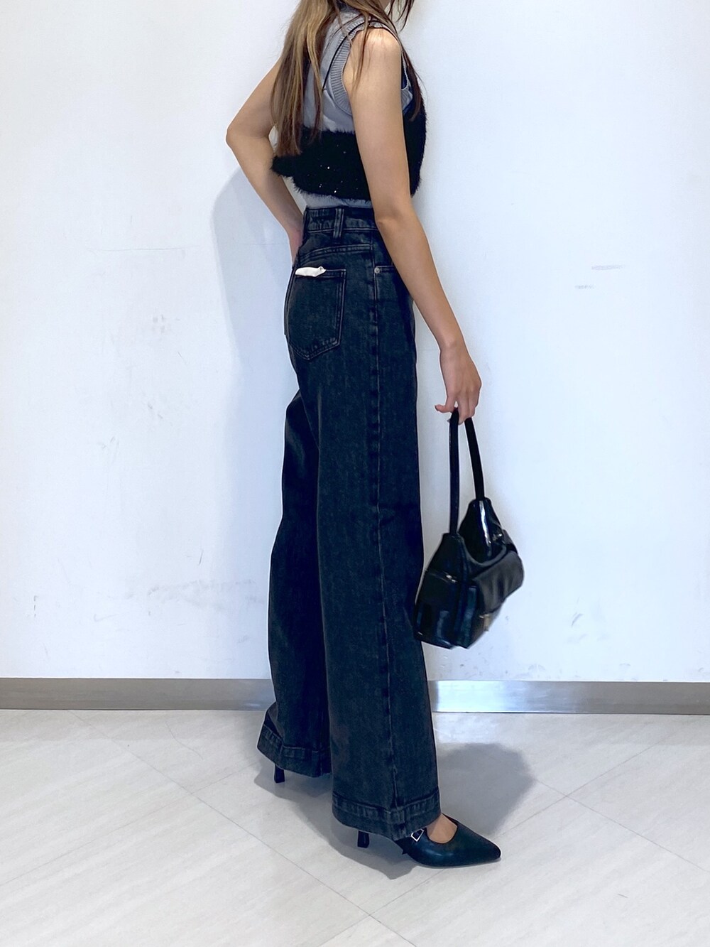 ブラック系のキャミソール、ブラック系のハンドバッグ、ブラック系のその他シューズを着用したレディースの夏コーディネートの3枚目の写真