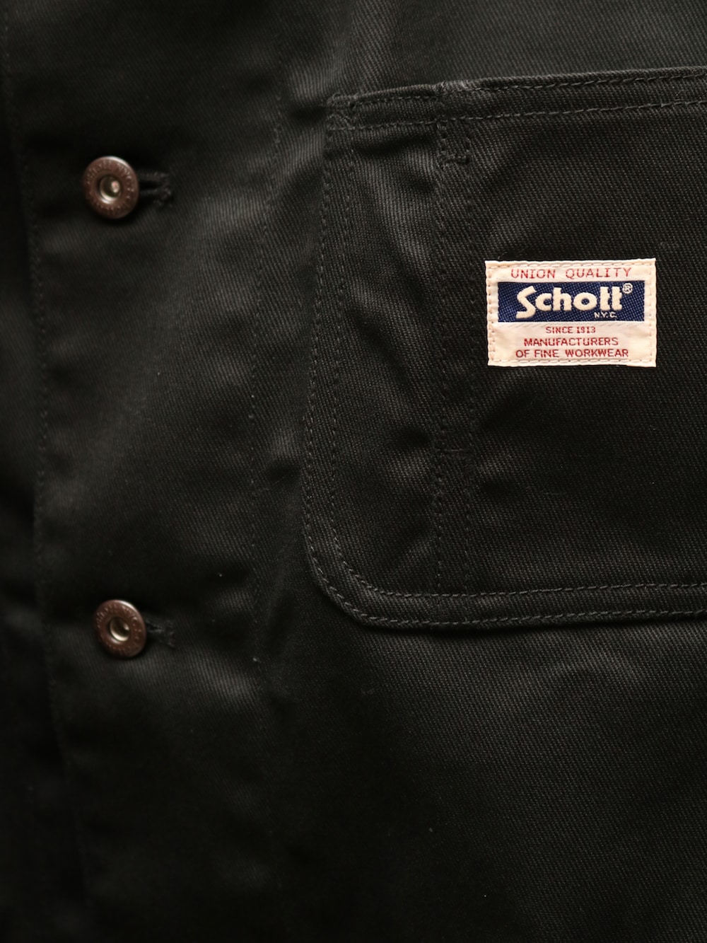 ブラック系のブルゾン、ブラック系のキャップを着用したメンズの夏コーディネートの2枚目の写真