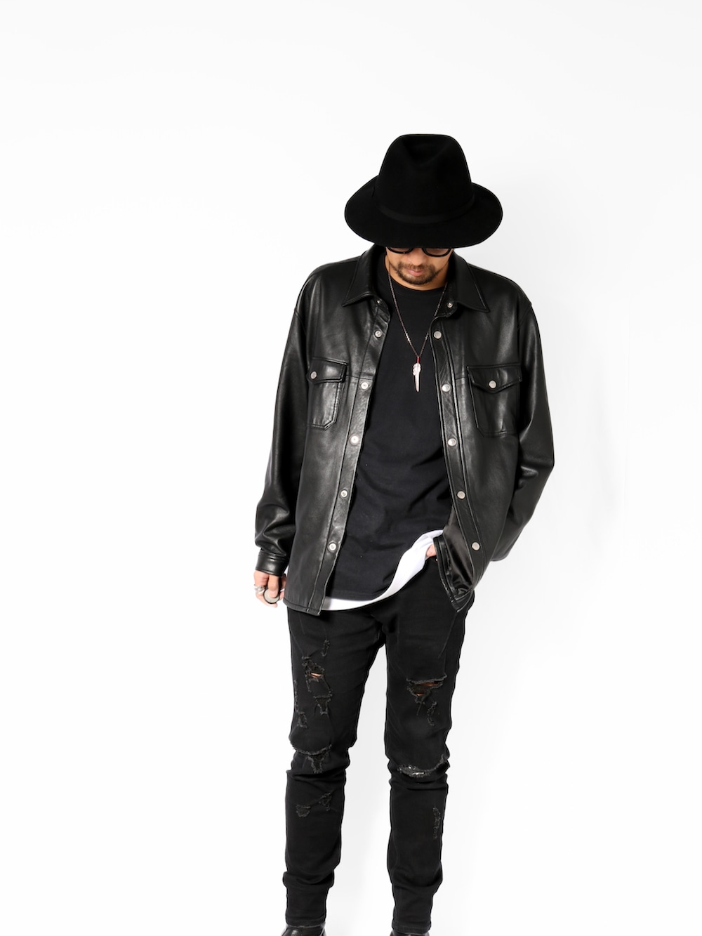 「SCHOTT、ショット、レザーシャツ、ライダース、革ジャン、レザージャケット、WEARハロウィン2022、おしゃれさんと繋がりたい、オトナカジュアル、お洒落さんとつながりたい、いいね、save、フォローお願いします🤑」｜「schottのSchott/ショット/LAMB LEATHER CPO SHIRT/CPO ラムレザーシャツ（ライダースジャケット、ブラック系）」を使った、鈴木 瞬さん（メンズ・176cm）の秋コーディネートの2枚目の写真