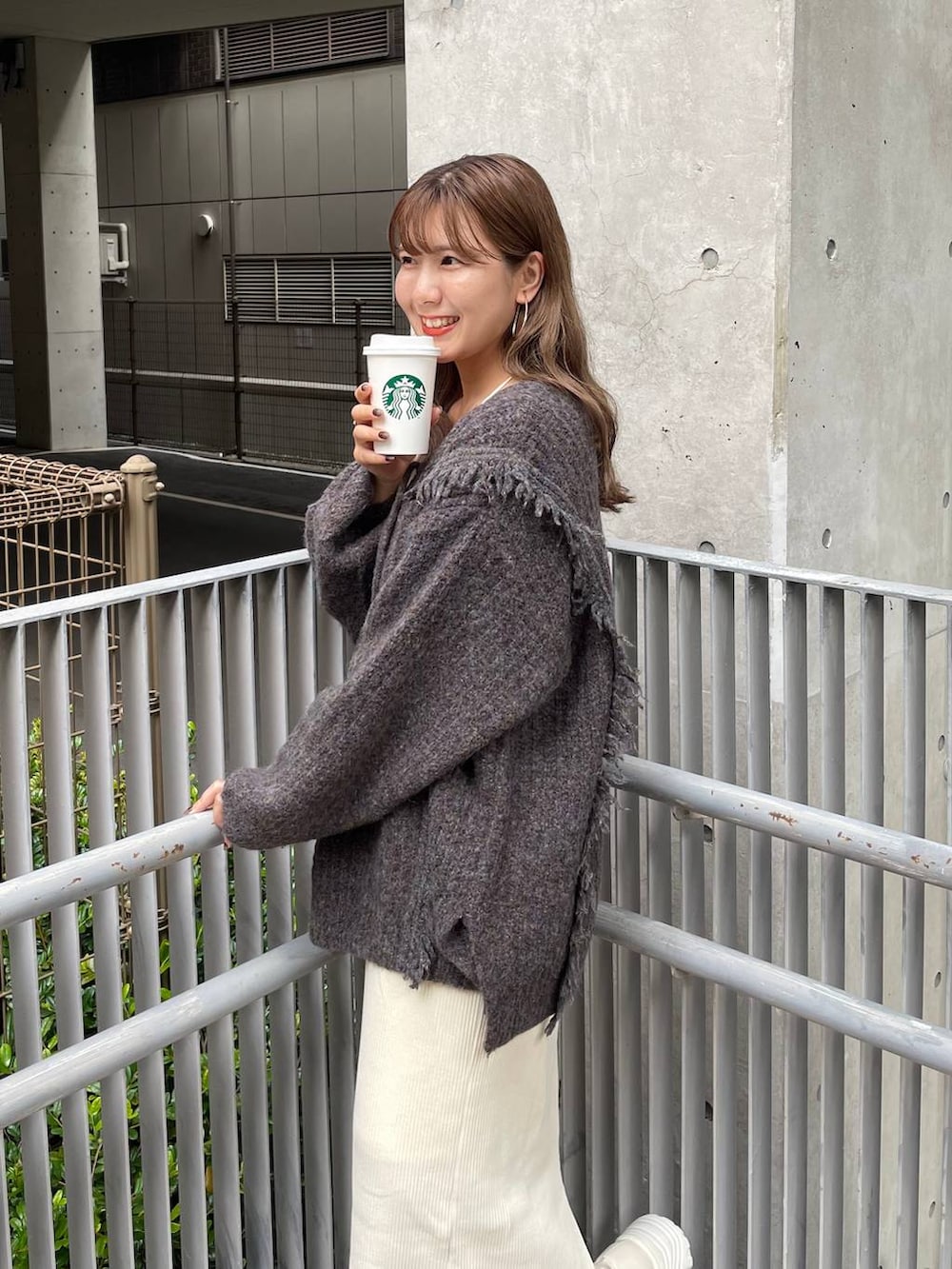 「カジュアル、着痩せ・細見え、休日コーデ、楽ちんコーデ、秋コーデ、ローリーズスタイル_LOWRYS FARM、公認インフルエンサー_LOWRYS FARM、大人女子カジュアル_LOWRYS FARM、体型カバー、ゆったり、旅行、LOWRYS FARM、ニット、女子ウケ、デート/ロマンティック」｜「LOWRYS FARMのカットリブタイトスカート　103920（スカート、ホワイト系）」を使った、ミユさん（レディース・157cm）の秋コーディネートの3枚目の写真