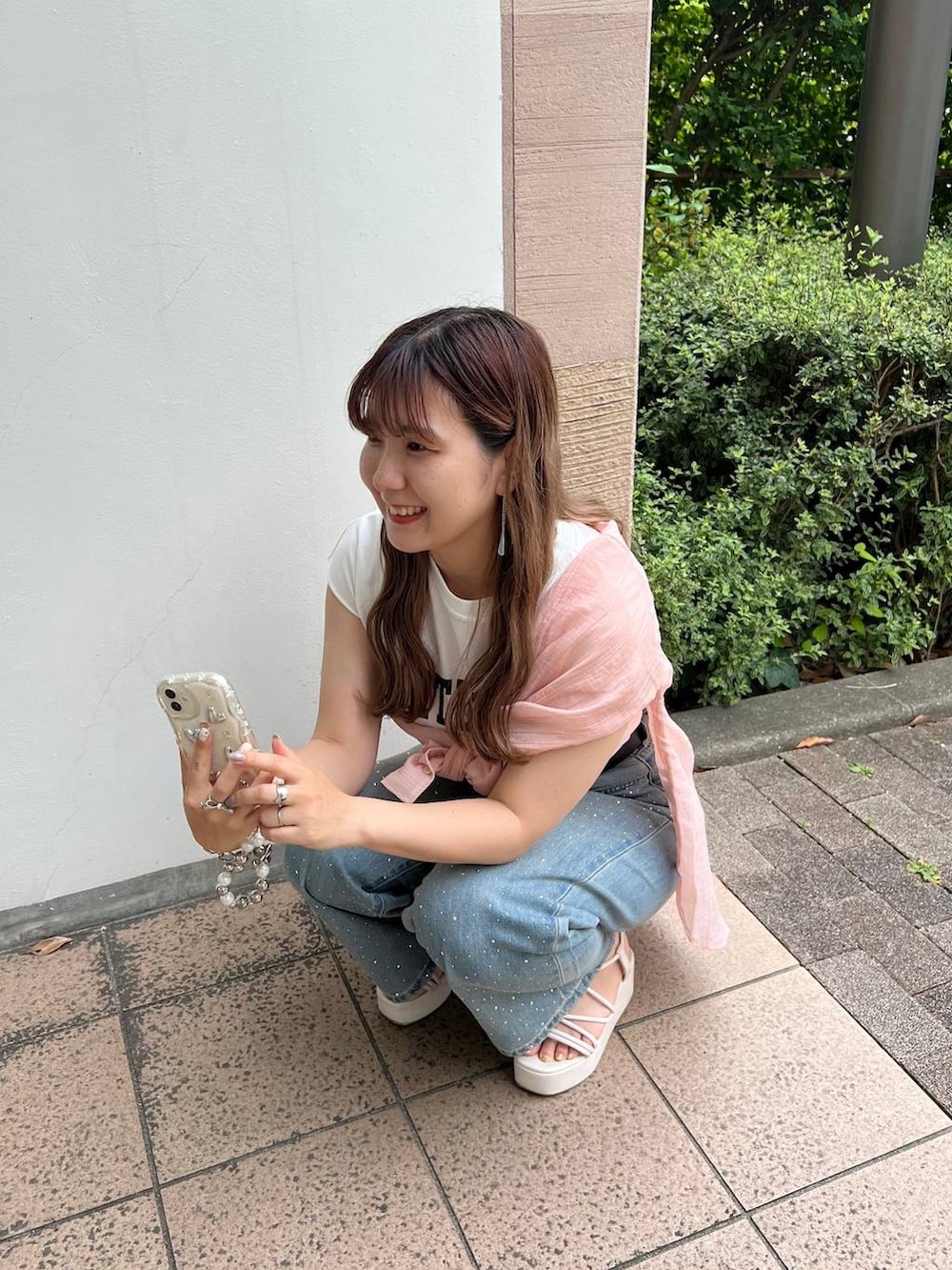 ホワイト系のTシャツ/カットソー、ブルー系のデニムパンツ、ピンク系のシャツ/ブラウスを着用したレディースの夏コーディネートの4枚目の写真