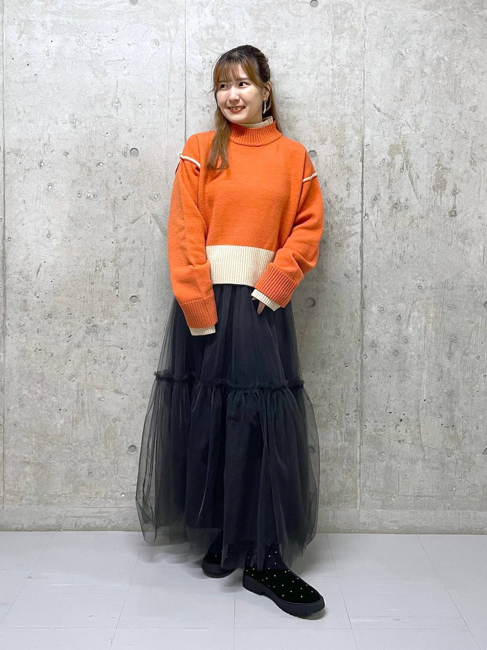 「旅行、LOWRYS FARM、カジュアル、着痩せ・細見え、差し色コーデ、休日コーデ、楽ちんコーデ、秋コーデ、ローリーズスタイル_LOWRYS FARM、公認インフルエンサー_LOWRYS FARM、大人女子カジュアル_LOWRYS FARM、体型カバー、ゆったり、ニット、冬コーデ」｜「LOWRYS FARMのリバーシブルチュールスカート 116722（スカート、ブラック系）」を使った、ミユさん（レディース・157cm）の秋コーディネートの3枚目の写真