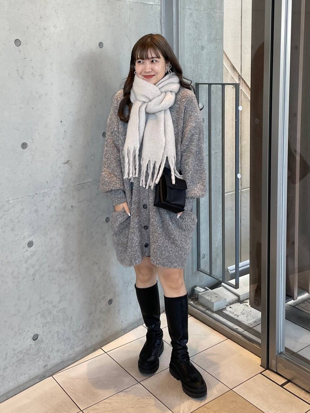 「カジュアル、着痩せ・細見え、休日コーデ、ローリーズスタイル_LOWRYS FARM、公認インフルエンサー_LOWRYS FARM、大人女子カジュアル_LOWRYS FARM、ゆったり、旅行、LOWRYS FARM、ブーツ、冬コーデ、マフラー、ストール、マフラーの巻き方、体型カバー」｜「LOWRYS FARMの２ポケミニショルダーＢＡＧ　171119（ショルダーバッグ、ブラック系）」を使った、ミユさん（レディース・157cm）の冬コーディネートの2枚目の写真