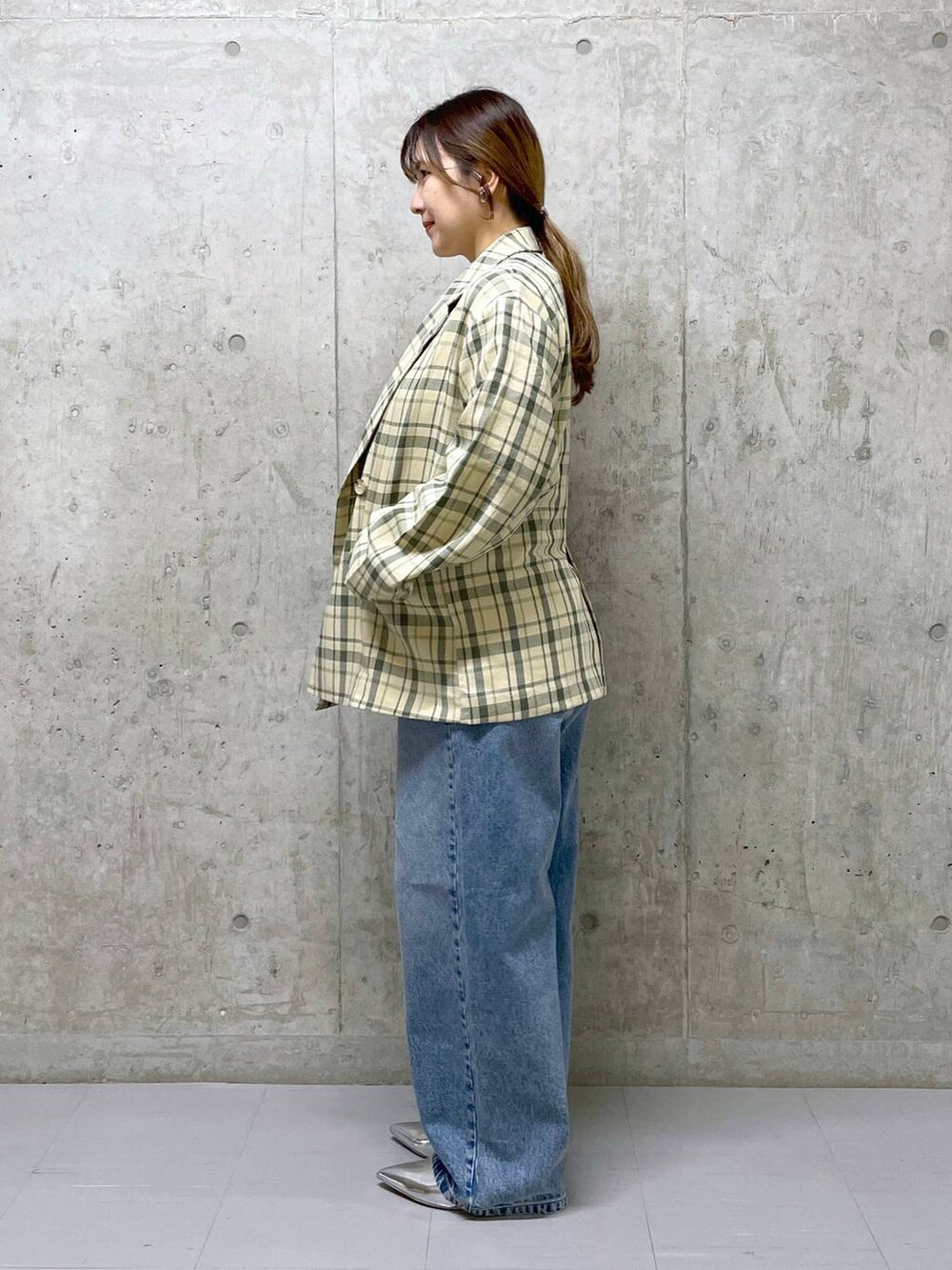 ホワイト系のTシャツ/カットソー、グリーン系のテーラードジャケット、ブルー系のデニムパンツを着用したレディースの春コーディネートの2枚目の写真